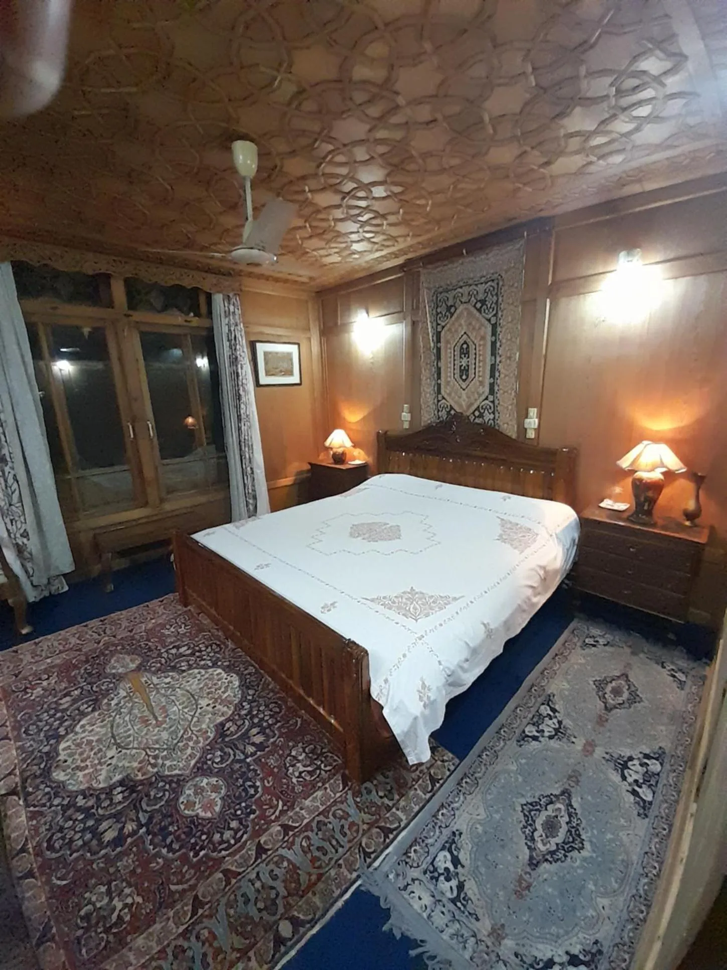 Bed in Palace Heights Houseboats
