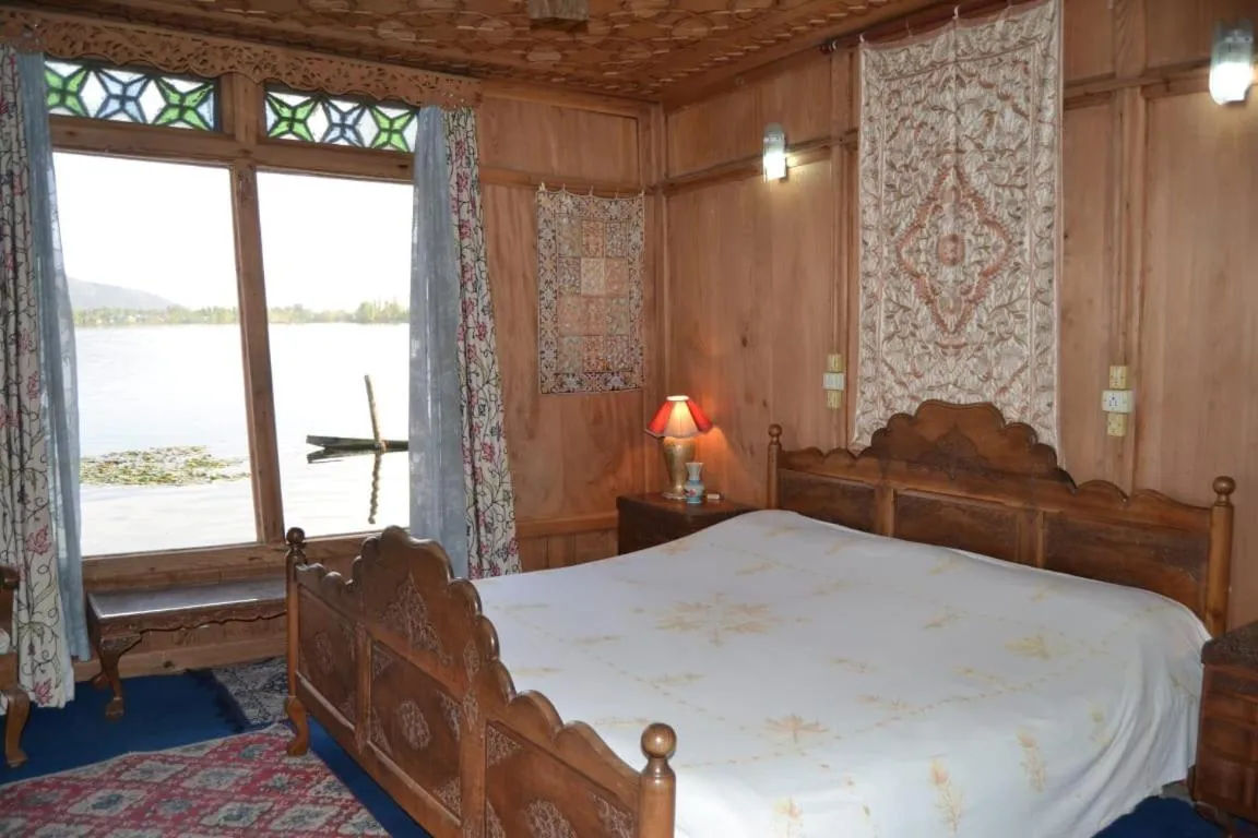 Bed in Palace Heights Houseboats