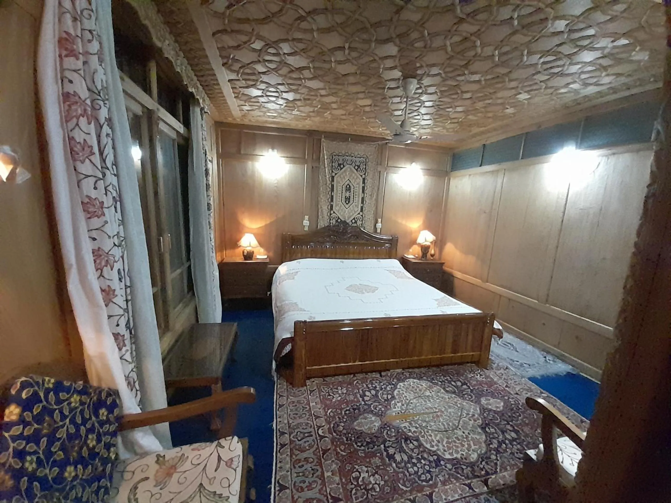 Bed in Palace Heights Houseboats