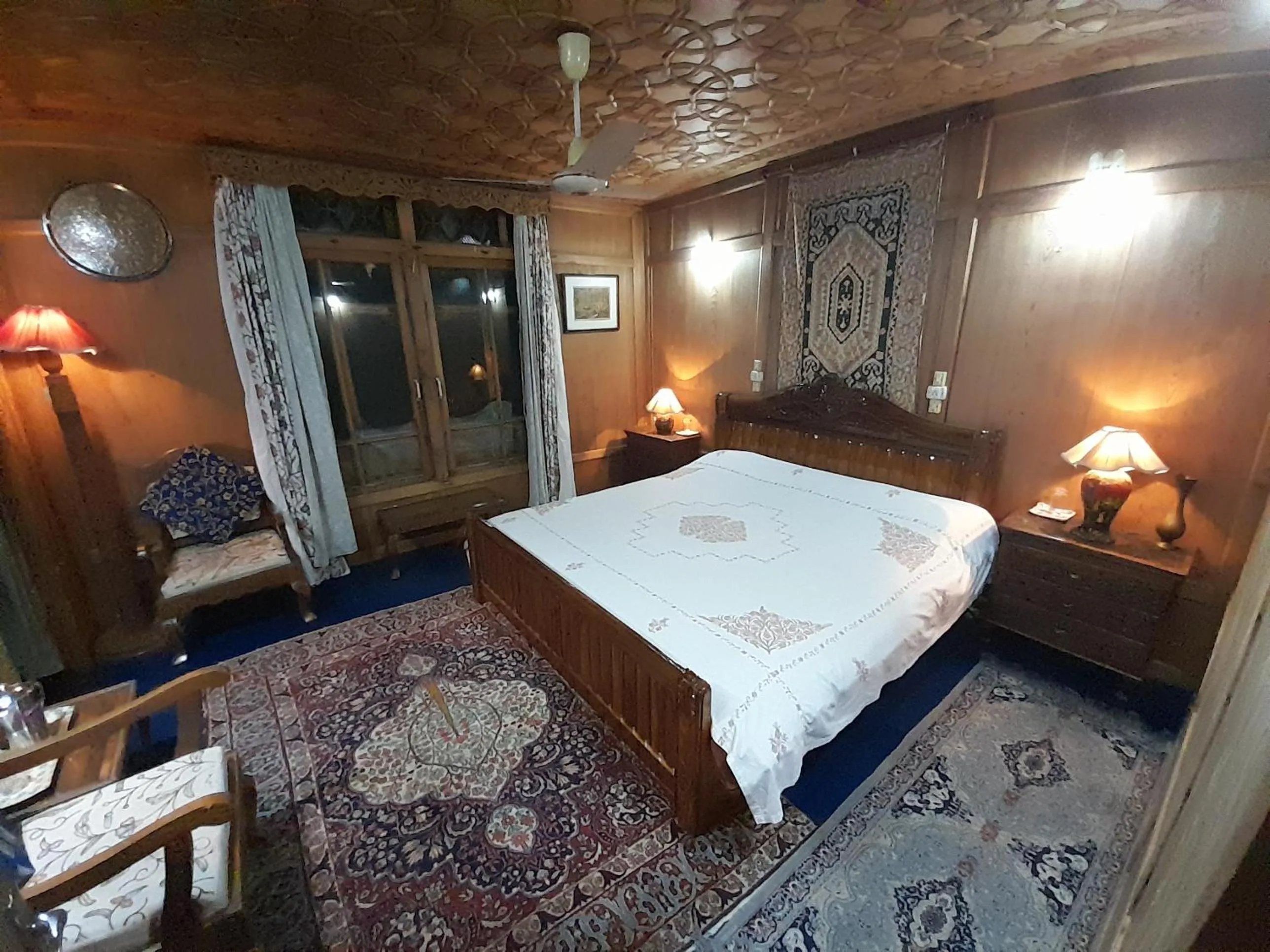 Bed in Palace Heights Houseboats