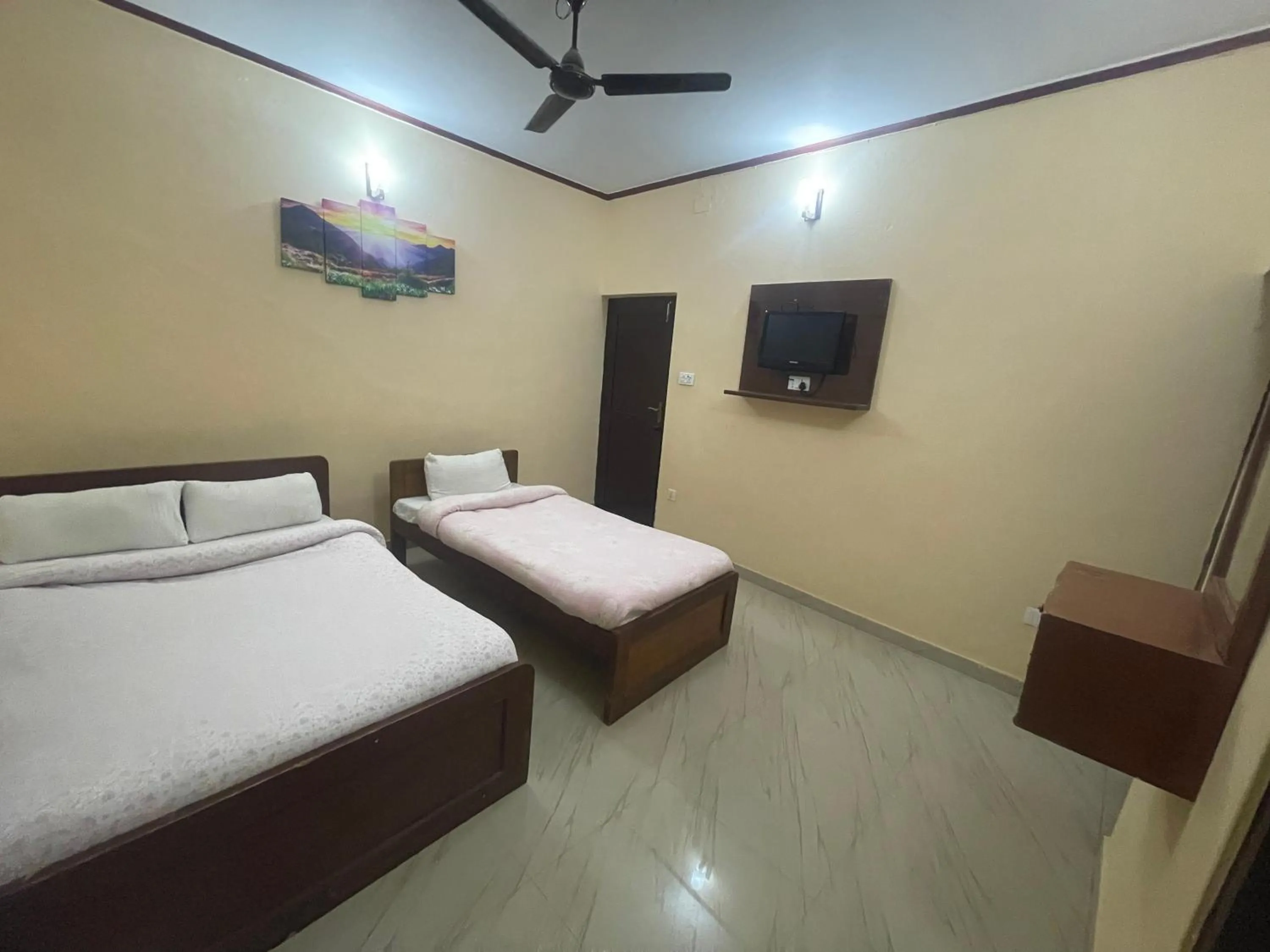 TV and multimedia, Bed in Hotel Peace Ganga Inn