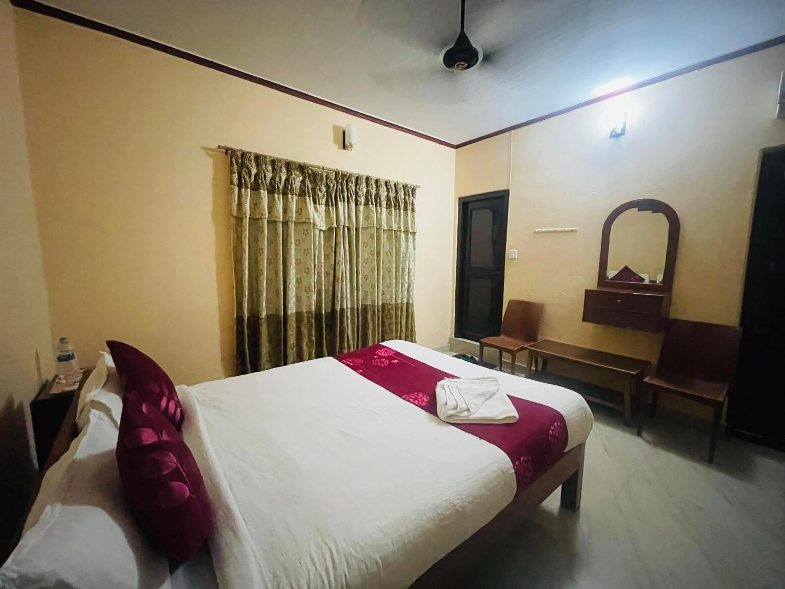 Bed in Hotel Peace Ganga Inn
