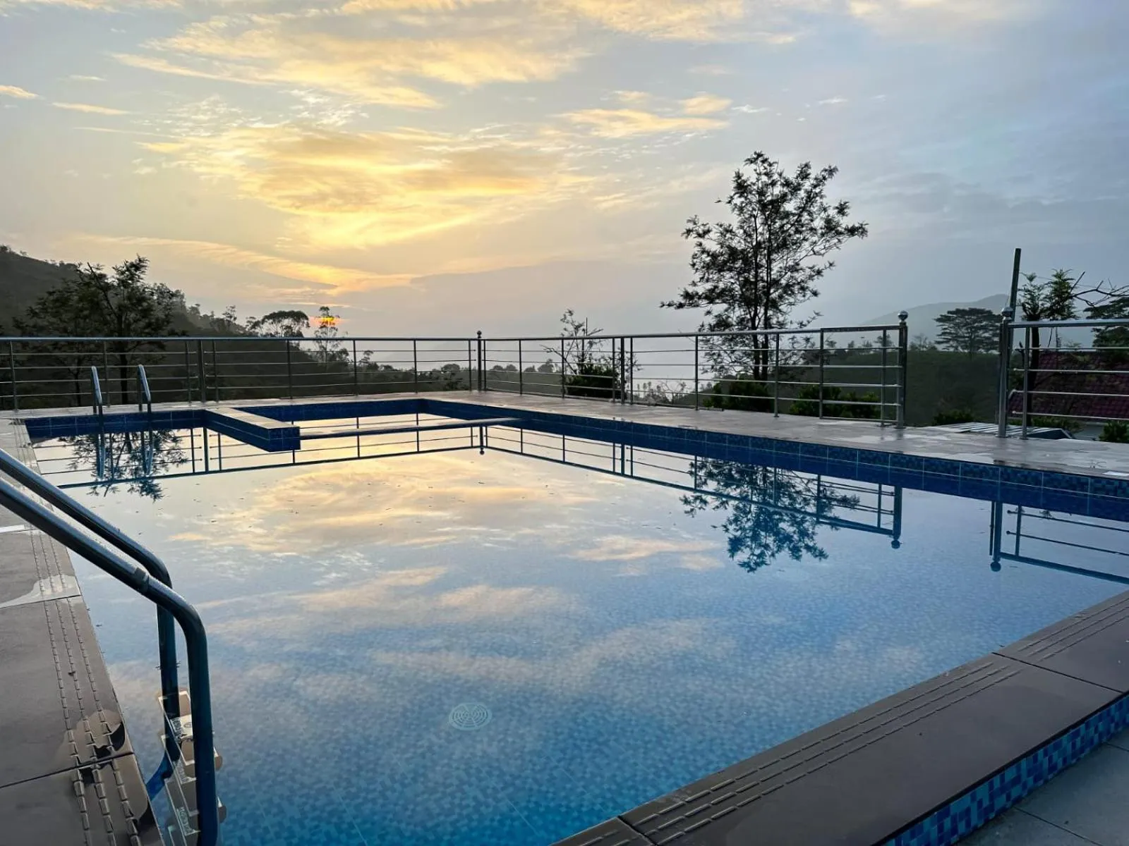 Swimming pool in Pine Clough Resort Vagamon