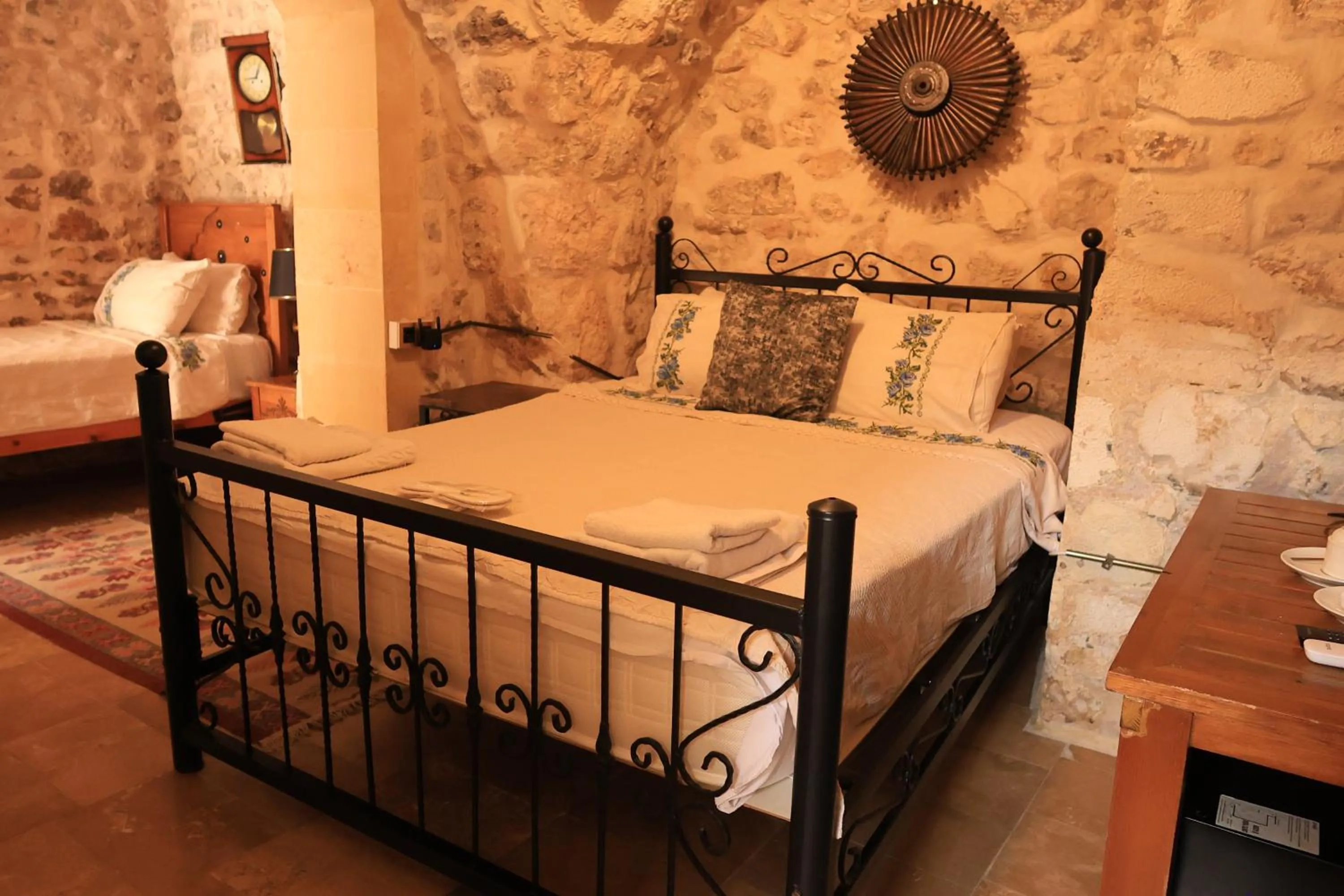 Bed in BABIL ANTIQUE HOTEL