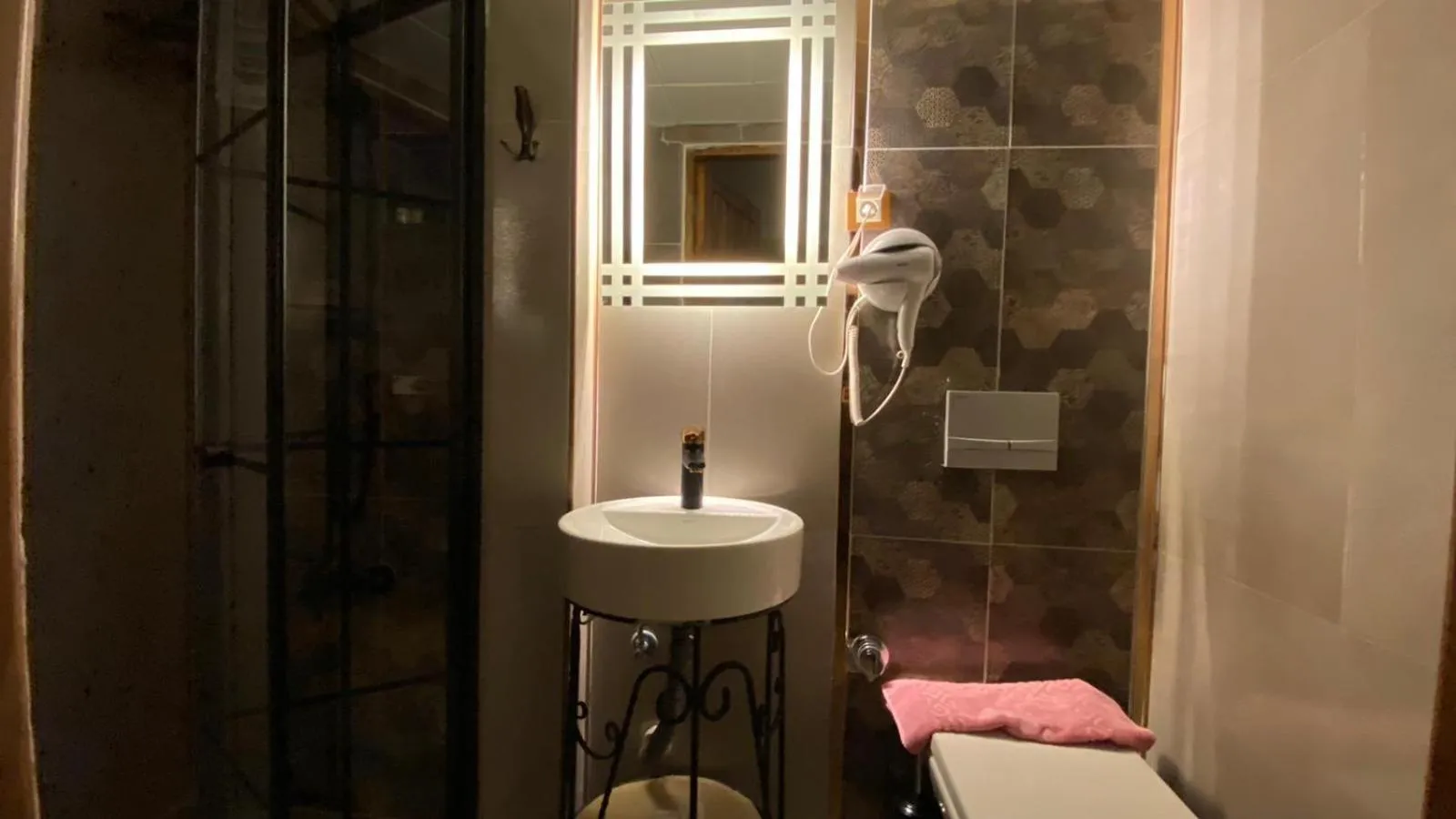 Shower in BABIL ANTIQUE HOTEL