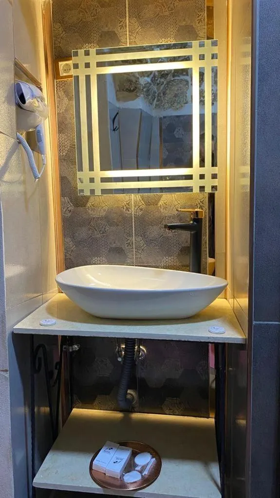 Shower in BABIL ANTIQUE HOTEL