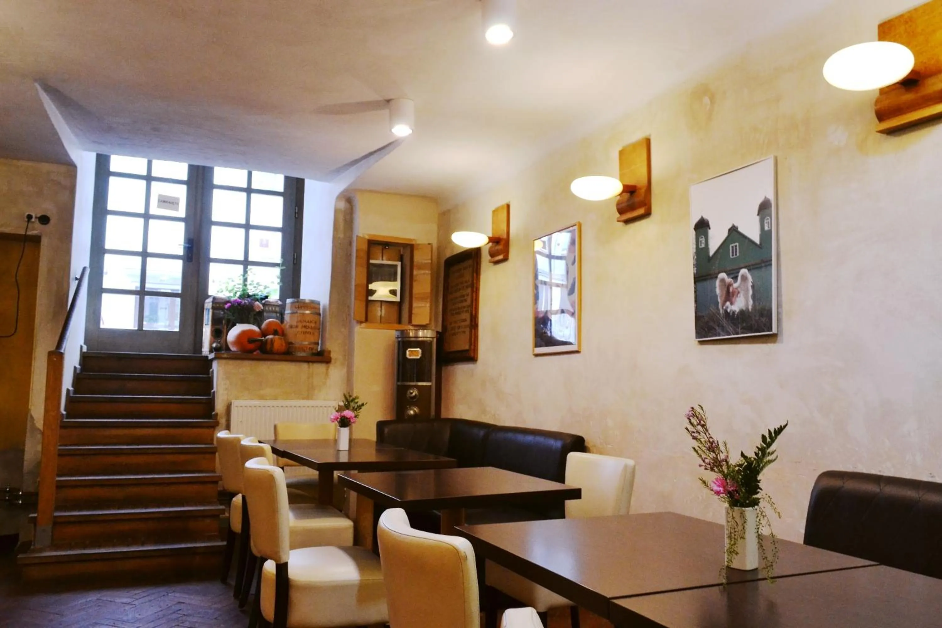 Restaurant/places to eat in Chopin Boutique