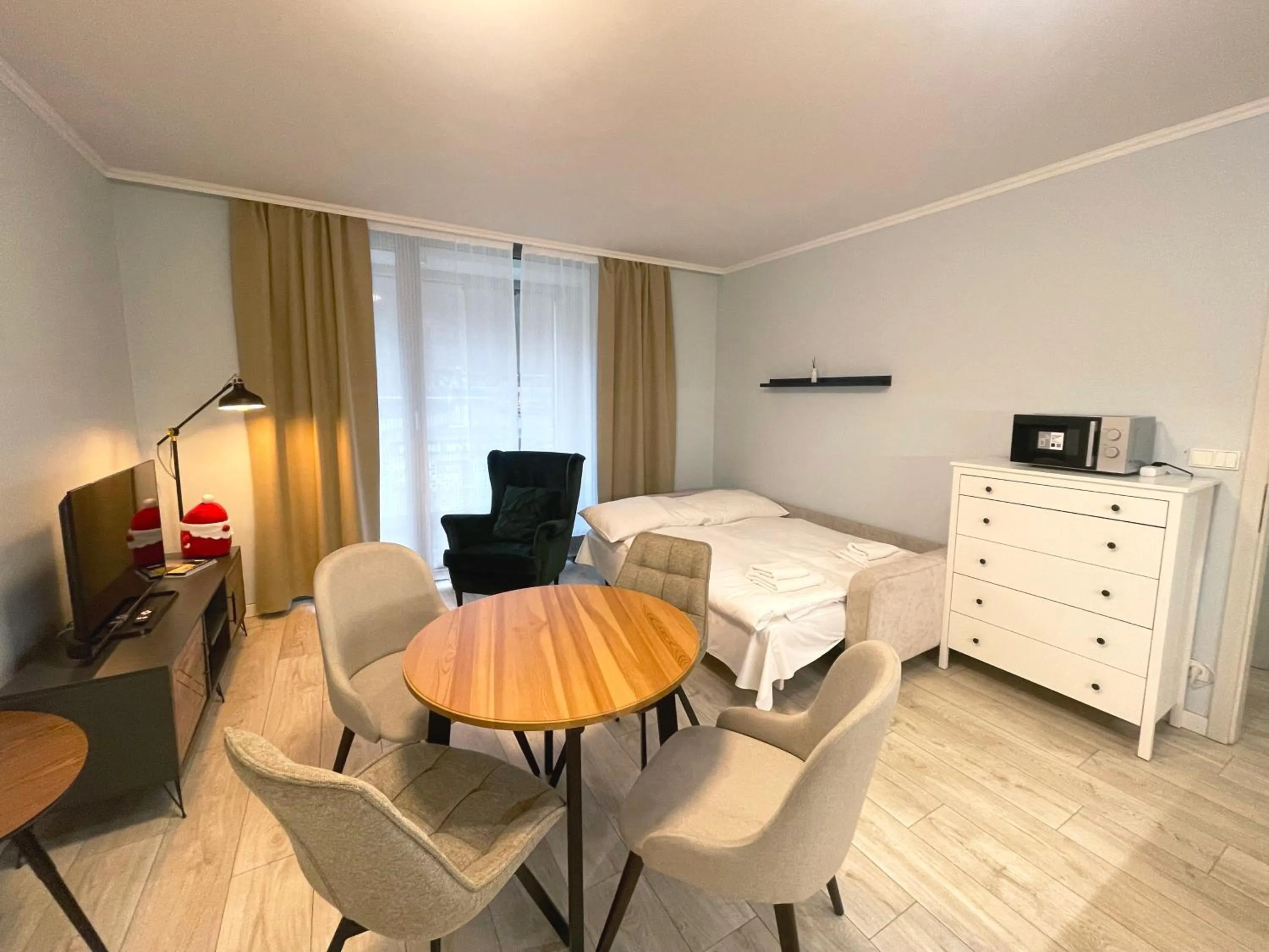 Dining area, Bed in Kora Apartments