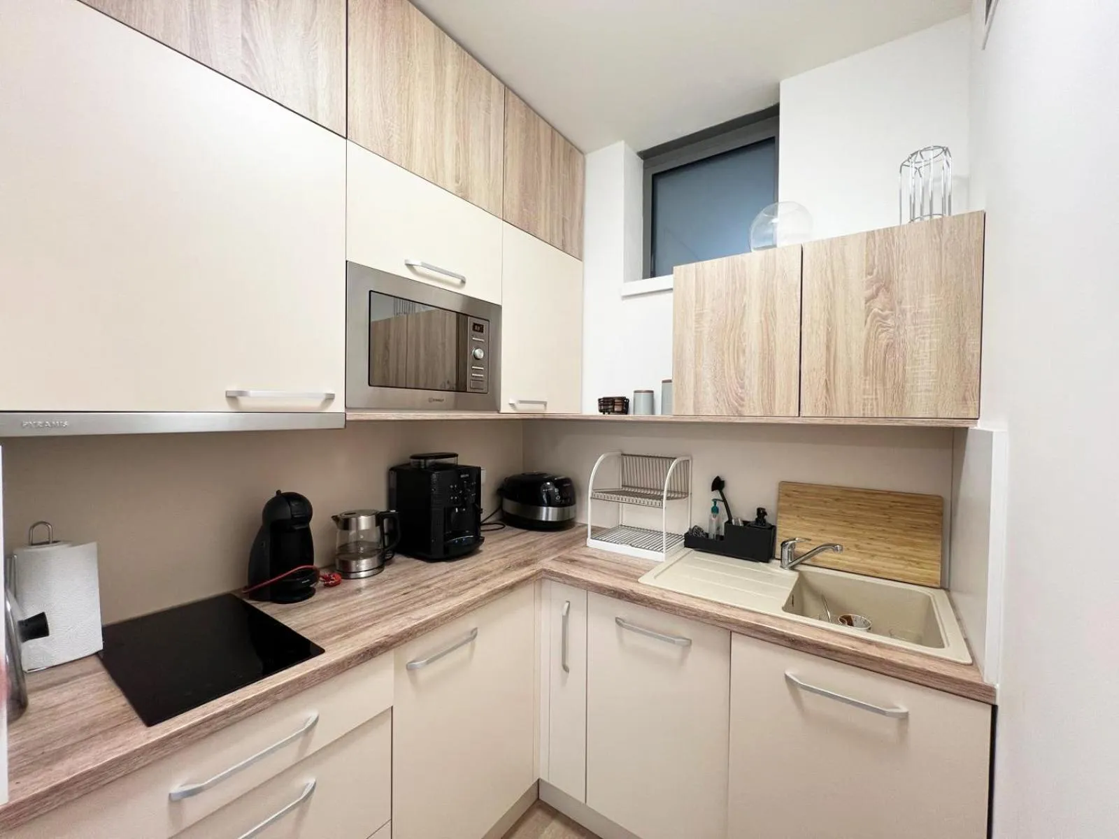 Kitchen or kitchenette in Kora Apartments