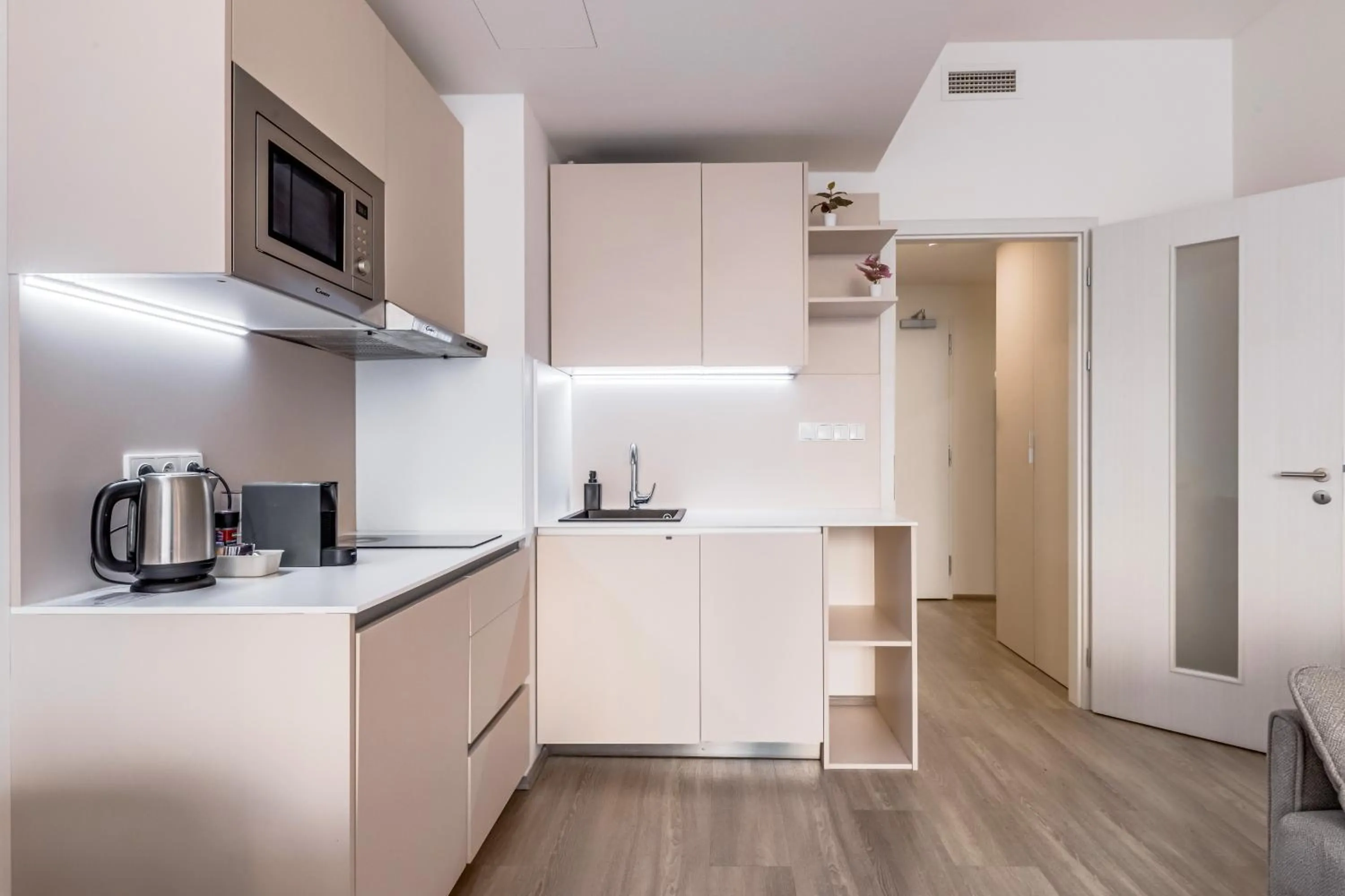 Kitchen or kitchenette in Kora Apartments