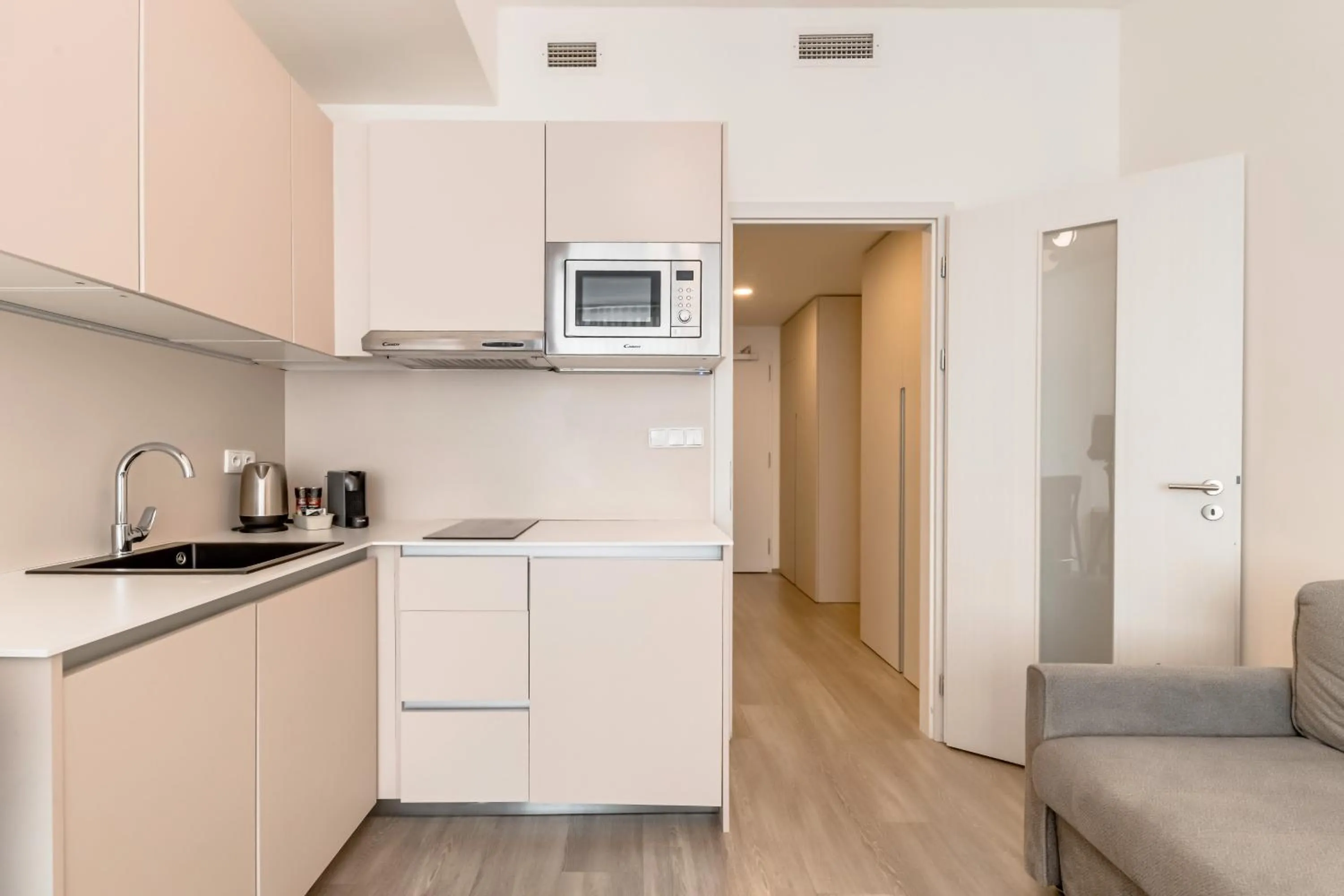 Kitchen or kitchenette in Kora Apartments