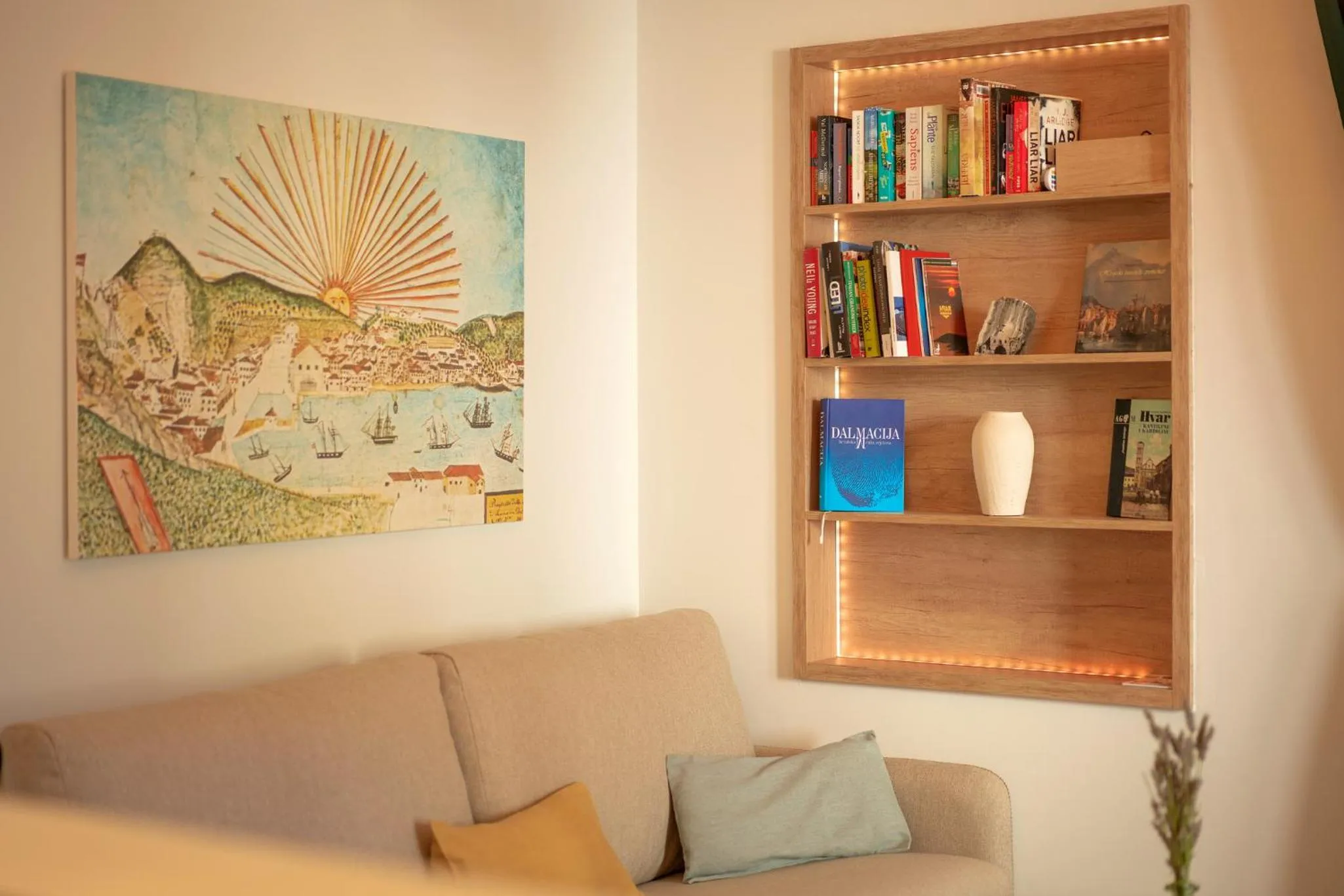 Library in Good vibrations in center 80m2 for 2 GLAVICA