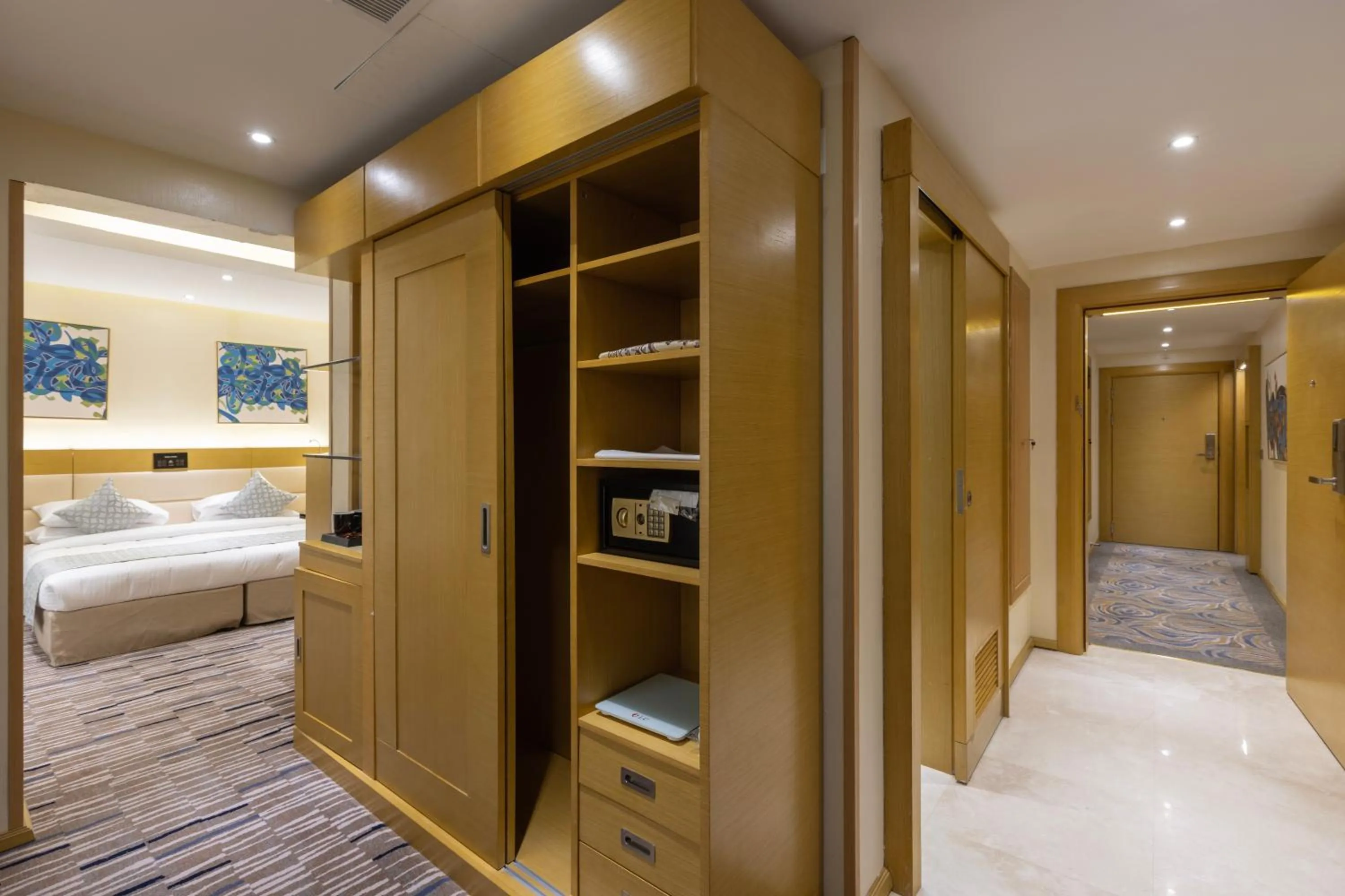 Photo of the whole room, Bed in Qasr Al Sahab Hotel Makkah