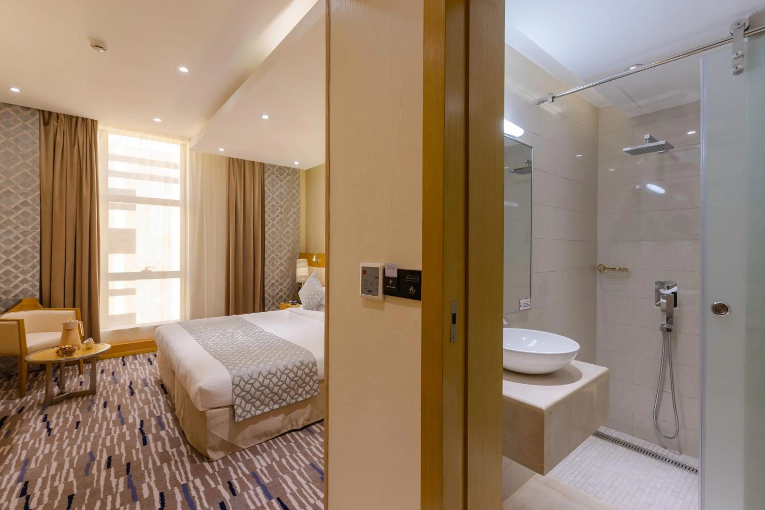 Shower, Bed in Qasr Al Sahab Hotel Makkah