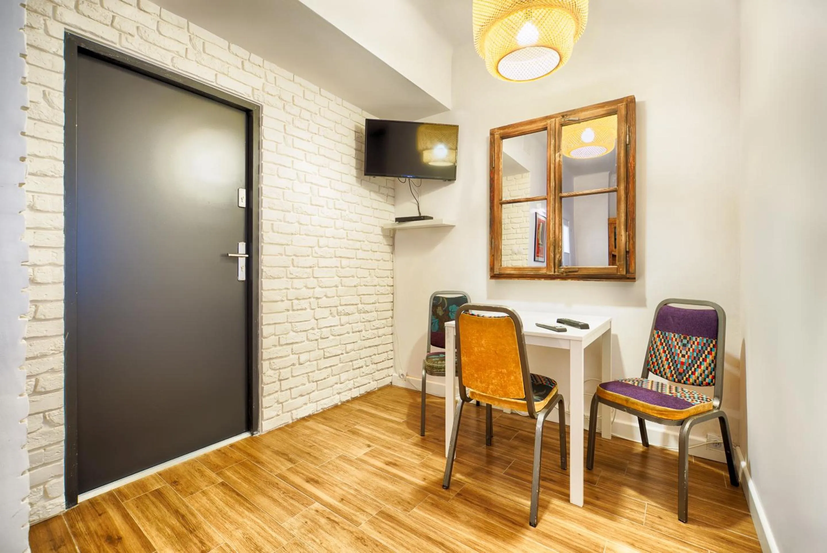 TV and multimedia in Old Town Kanonia Hostel & Apartments