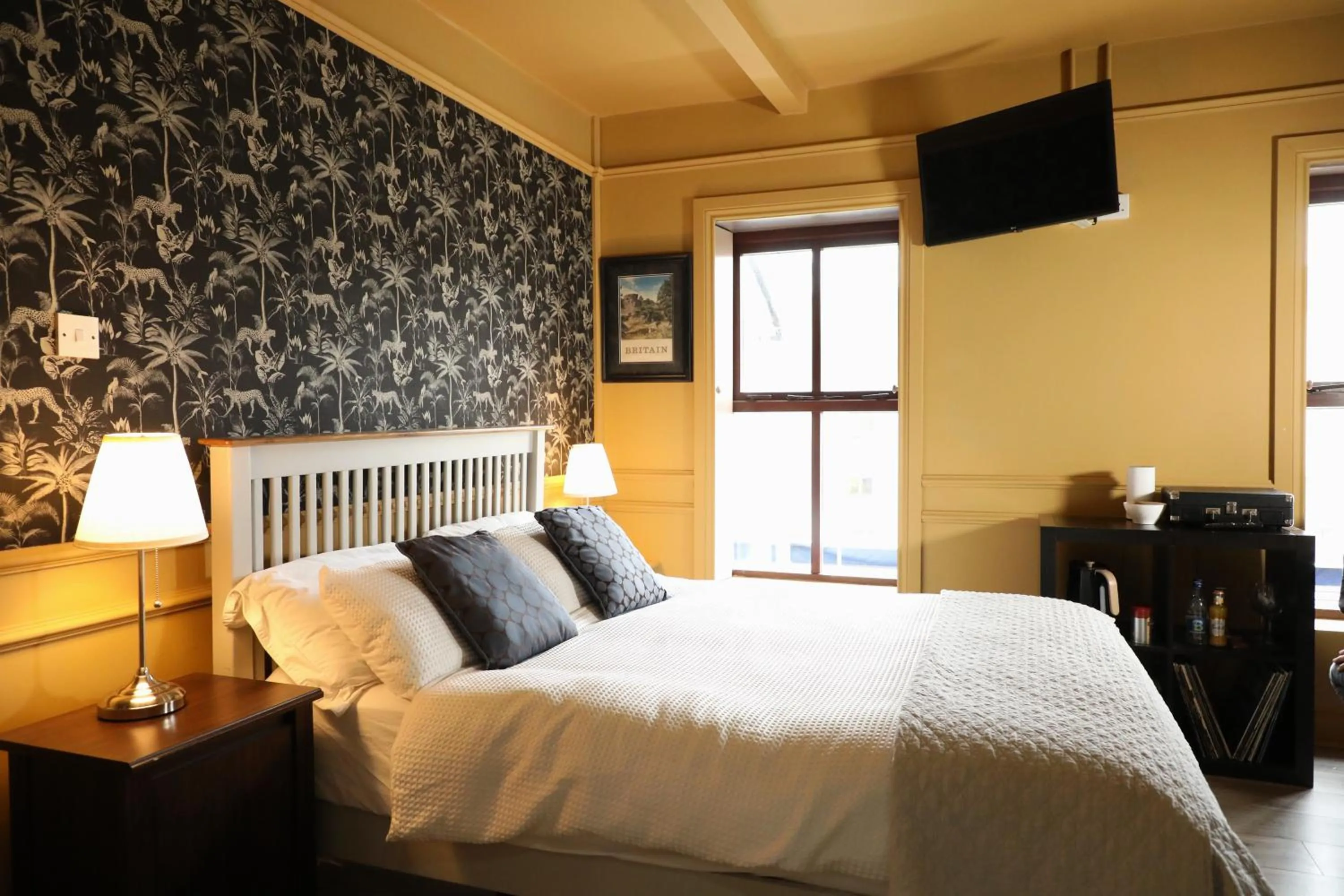 Bedroom, Bed in The Dundrum Inn B&B
