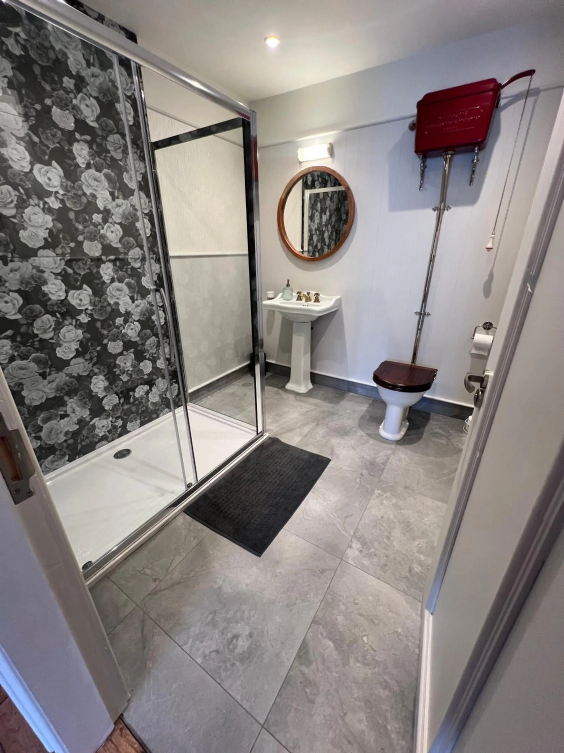 Shower in The Dundrum Inn B&B
