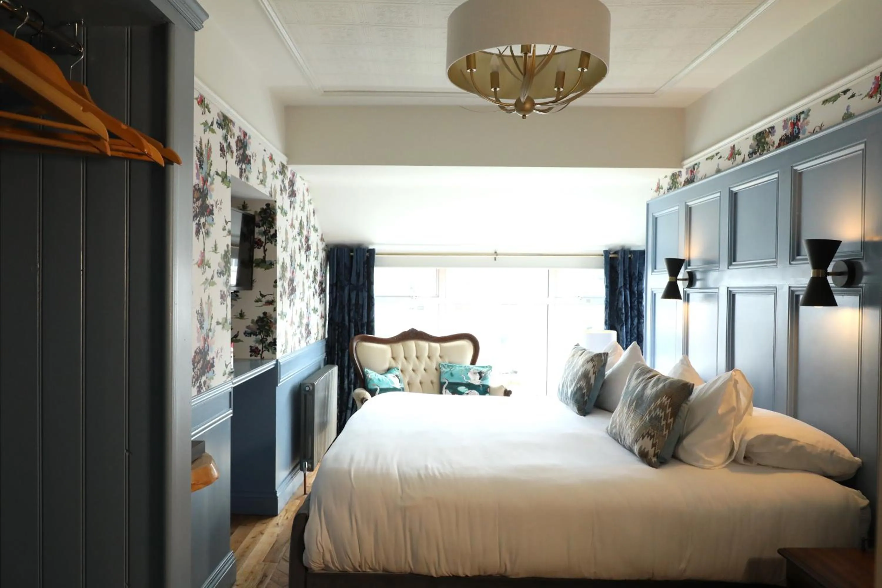 Photo of the whole room, Bed in The Dundrum Inn B&B