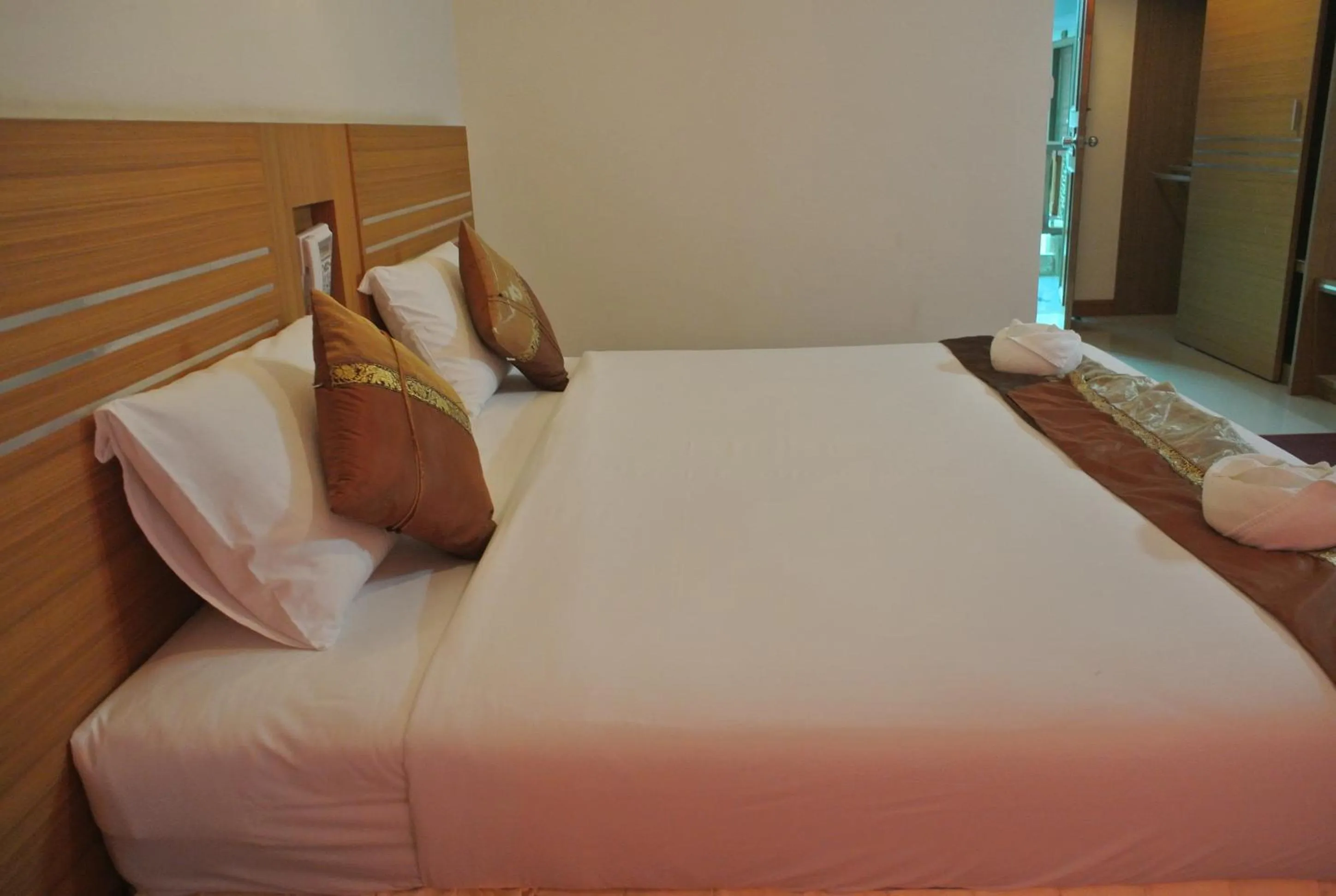 Bed in Chaikana Thani Hotel