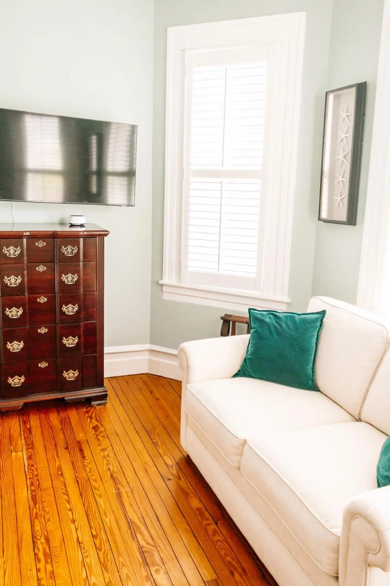 Seating area in The Edenton Collection-Captain's Quarters Inn