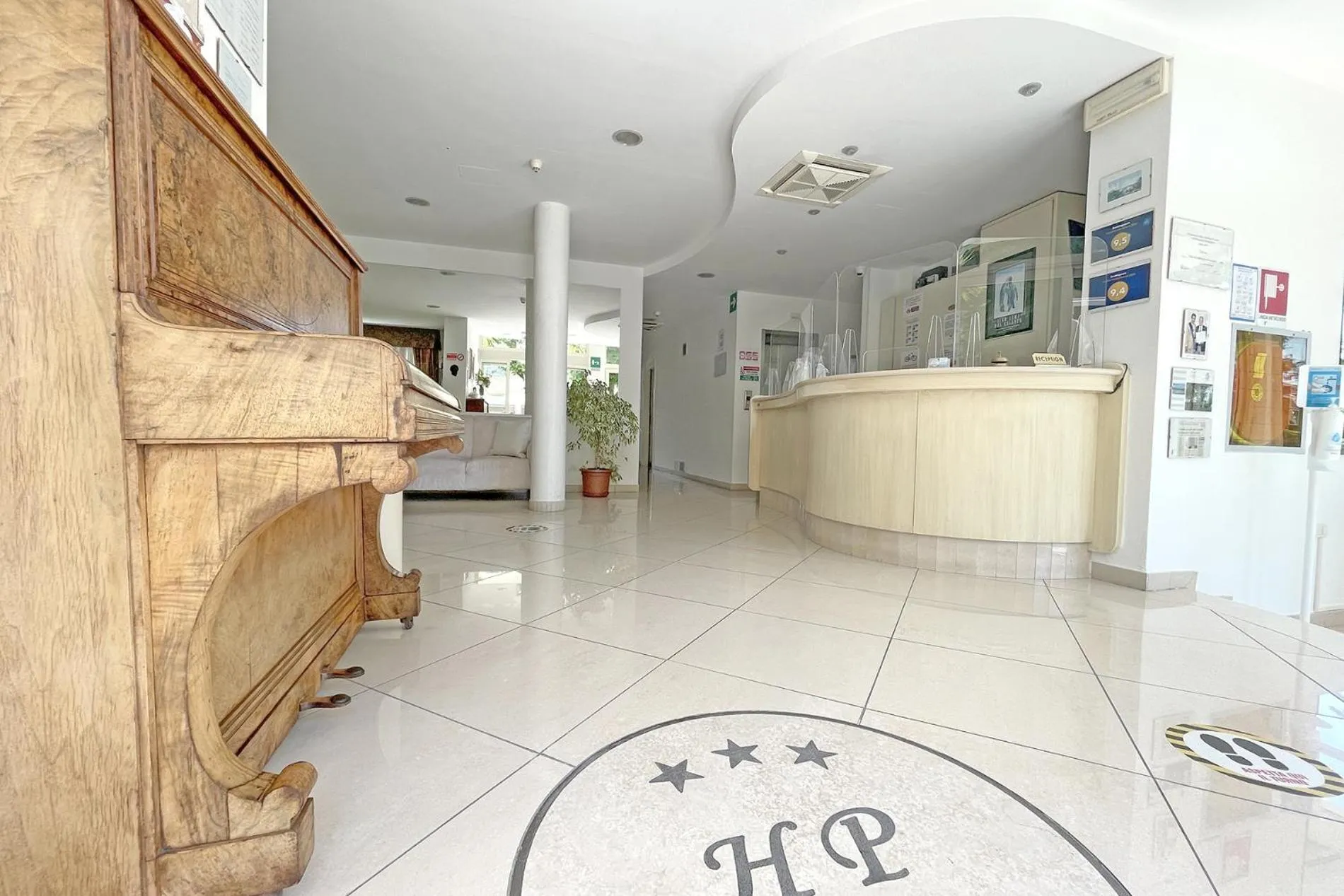 Lobby or reception in HOTEL PIGALLE