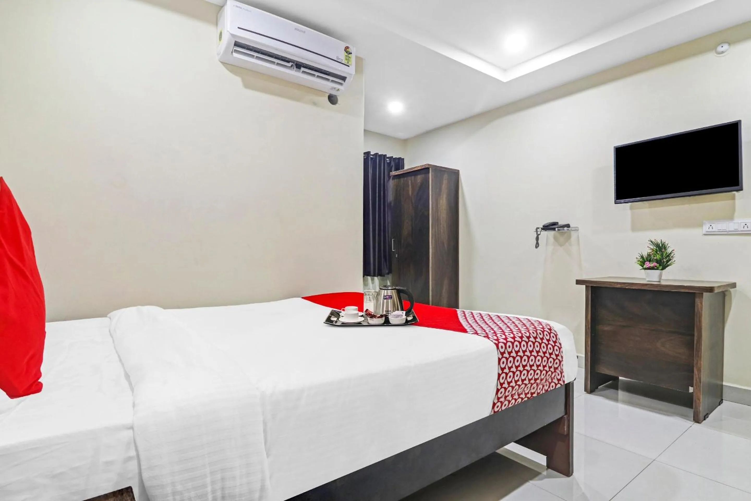 Bedroom, Bed in Super Hotel O Honey Heights Near Botanical Garden