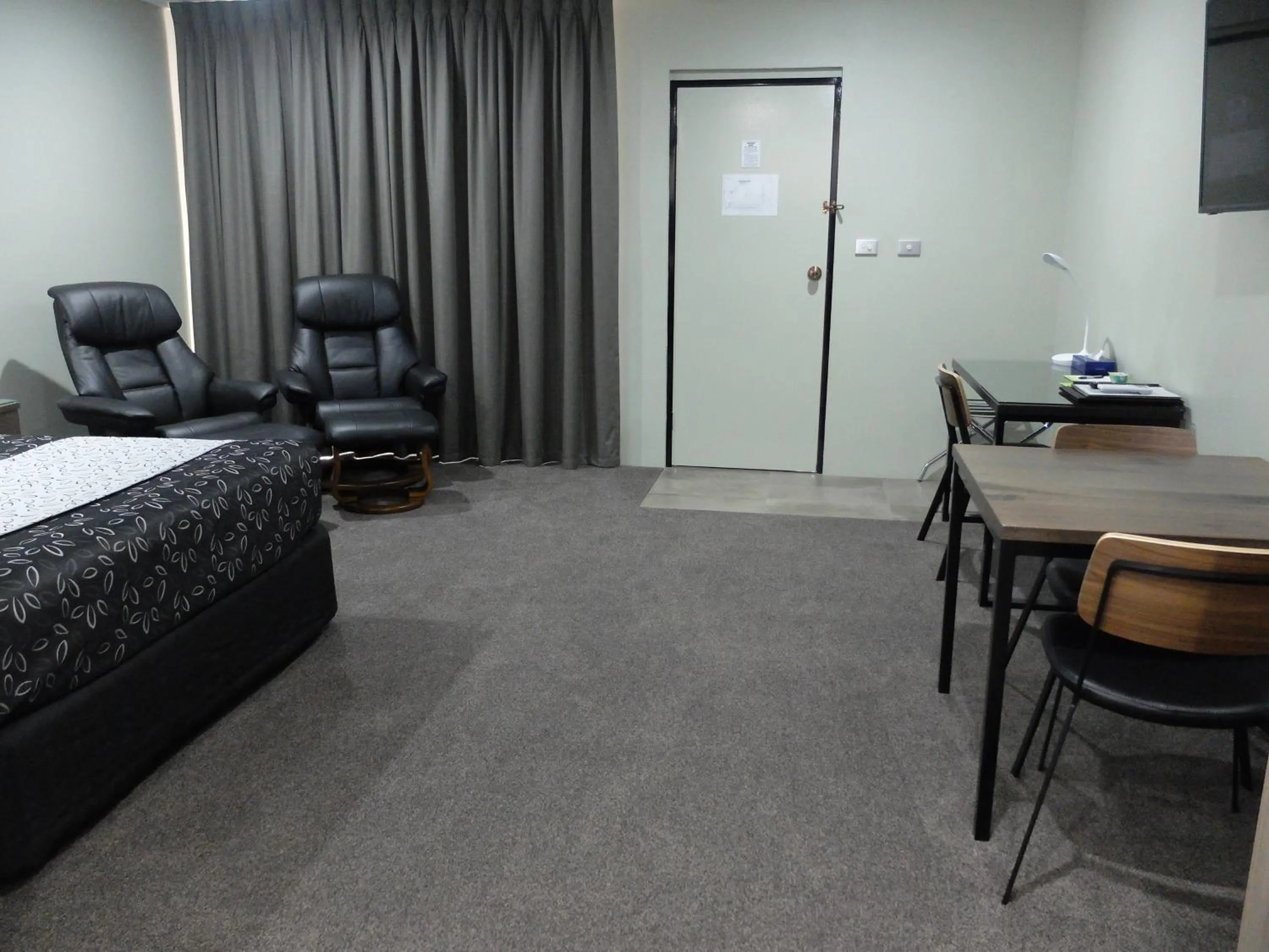 Bed in Barooga River Gums Motor Inn