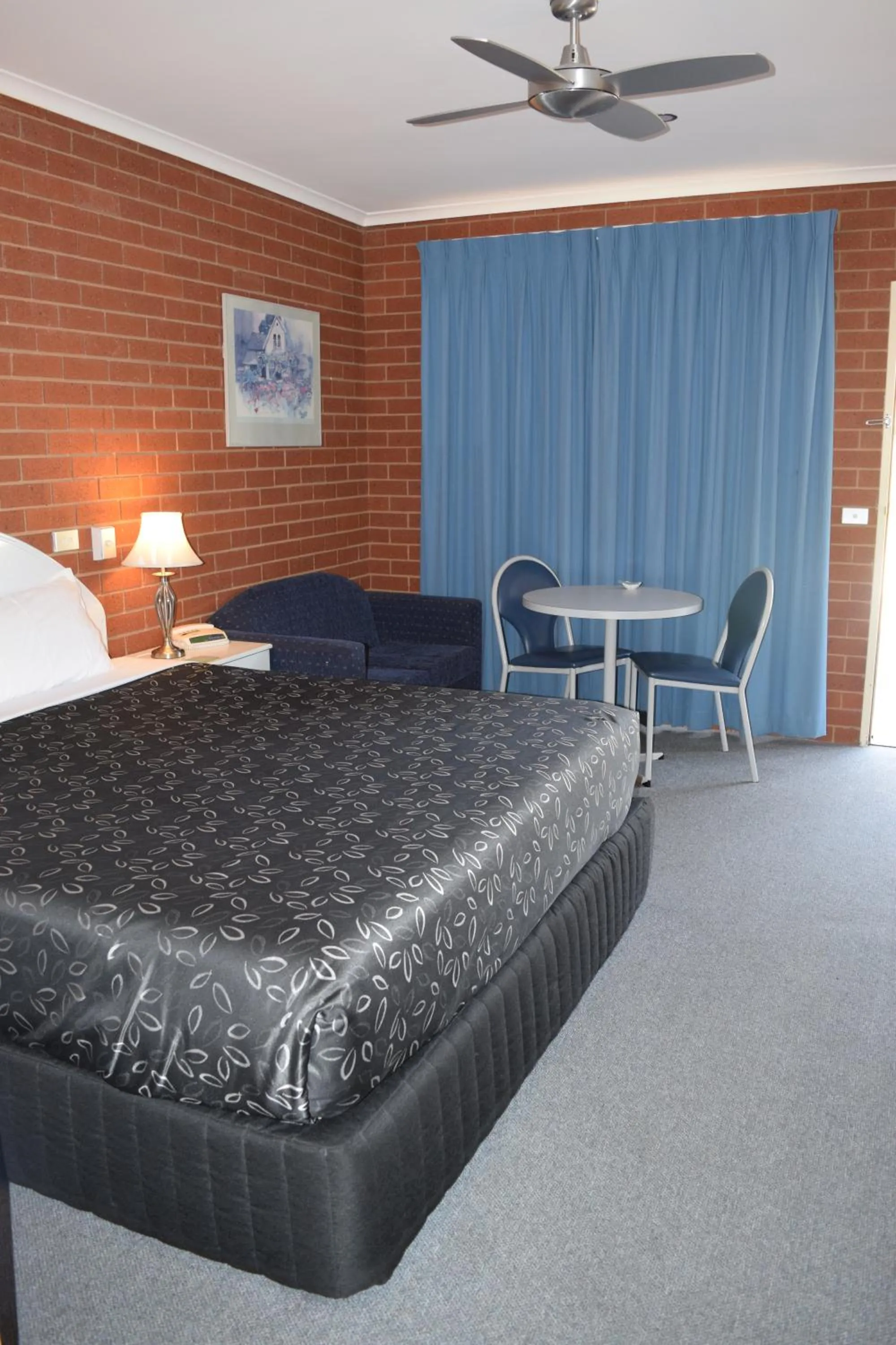 Photo of the whole room, Bed in Barooga River Gums Motor Inn