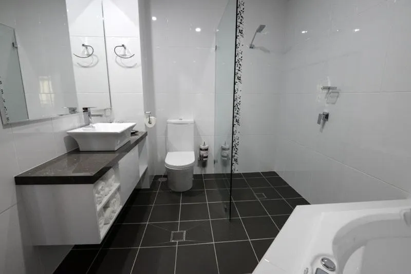 Bathroom in Astro Dish Motor Inn