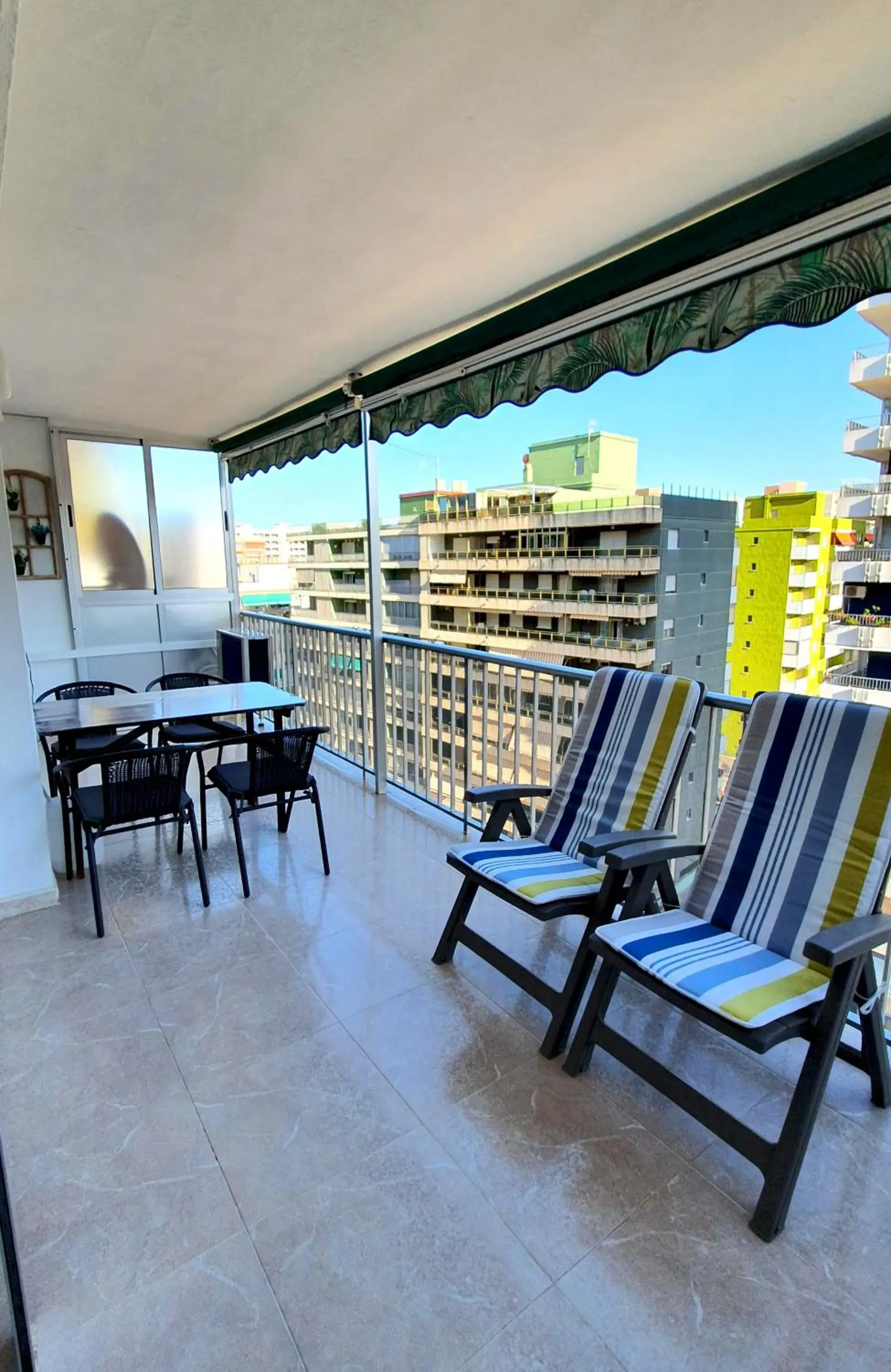 Piso familiar con amplia terraza 300m de la playa Piso familiar con amplia terraza 300m de la playa