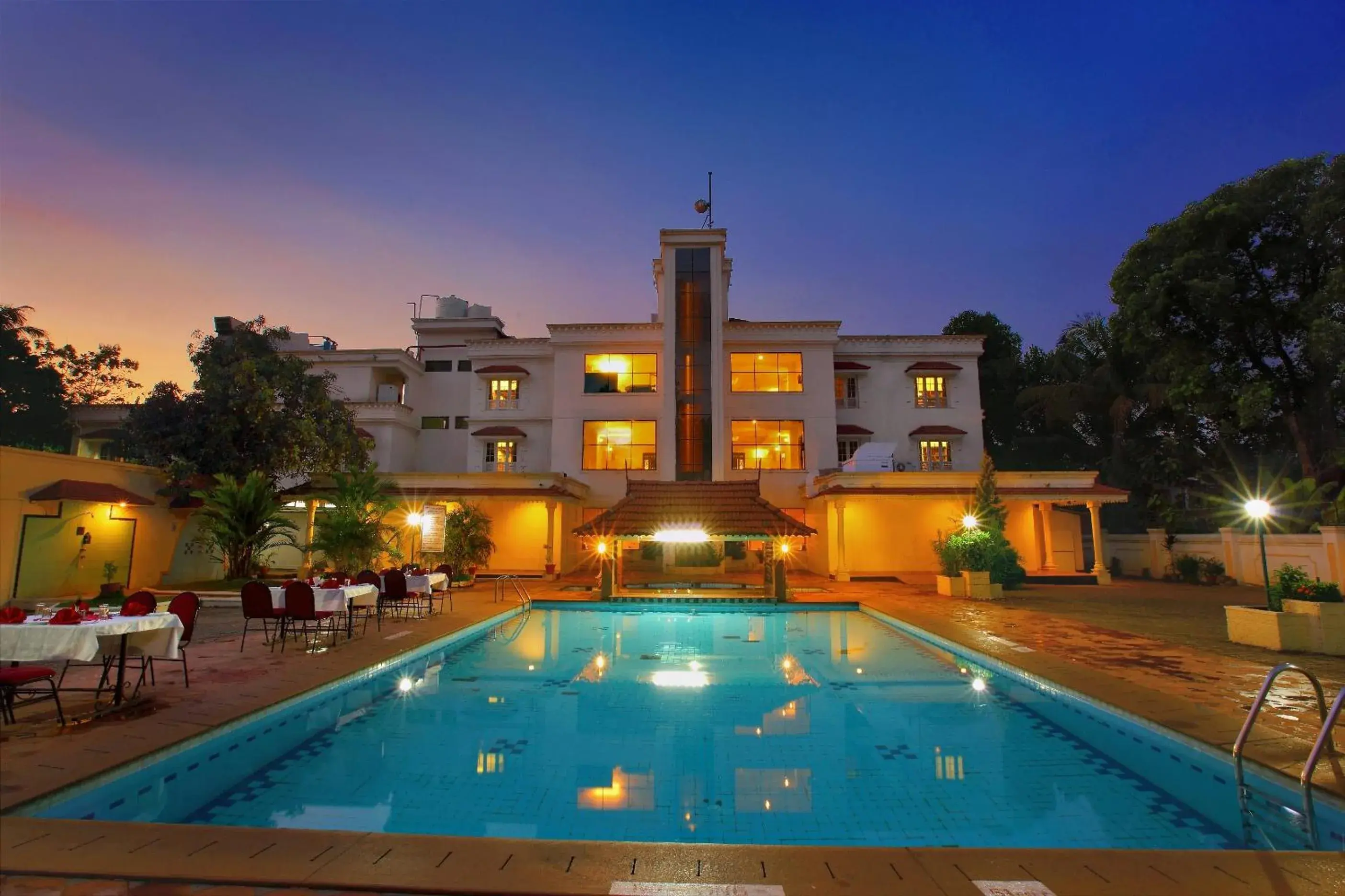 Swimming pool in Quality Airport Hotels Swimming pool in Quality Airport Hotels