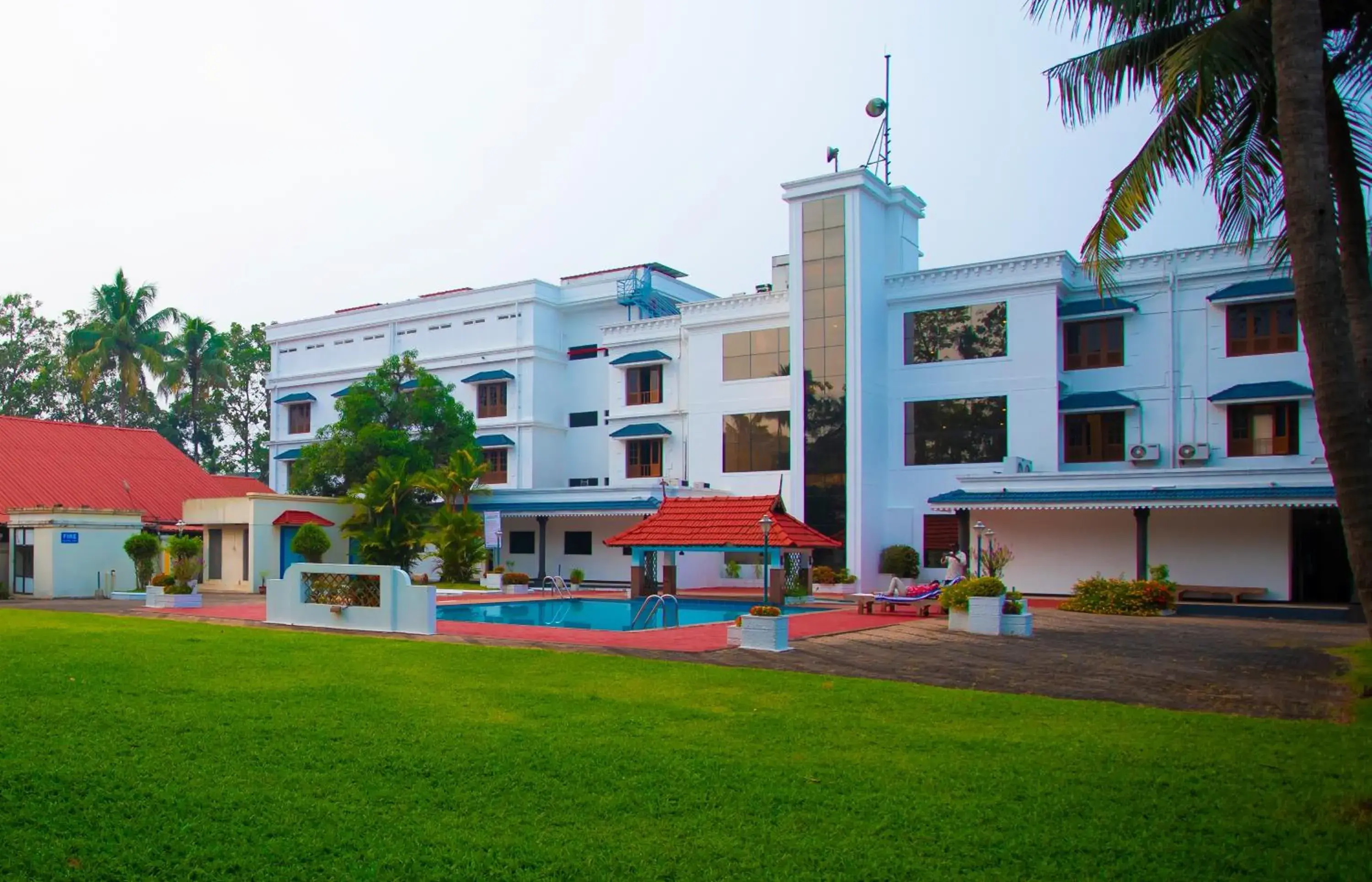 Swimming pool in Quality Airport Hotels Swimming pool in Quality Airport Hotels