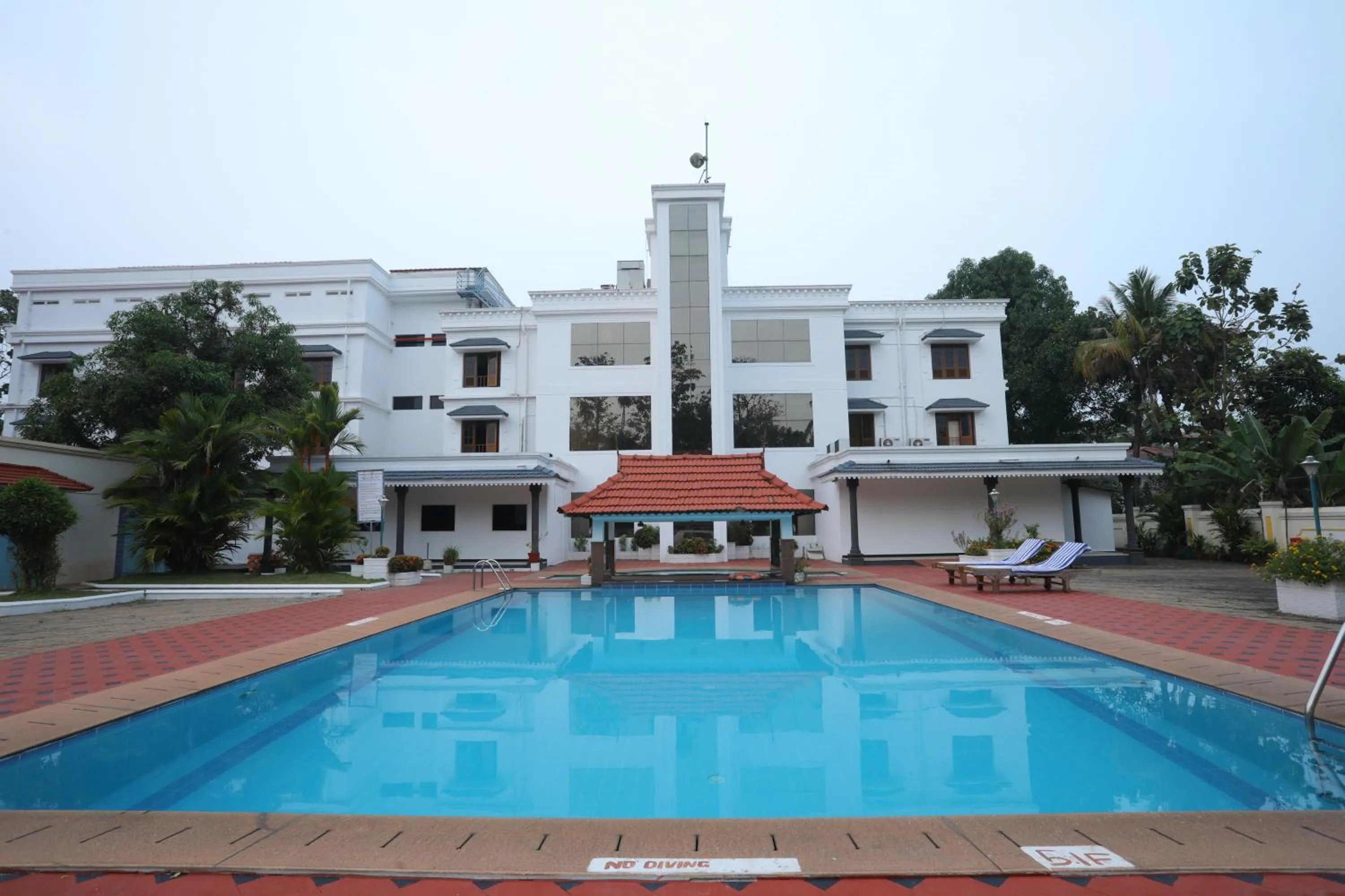 Swimming pool in Quality Airport Hotels
