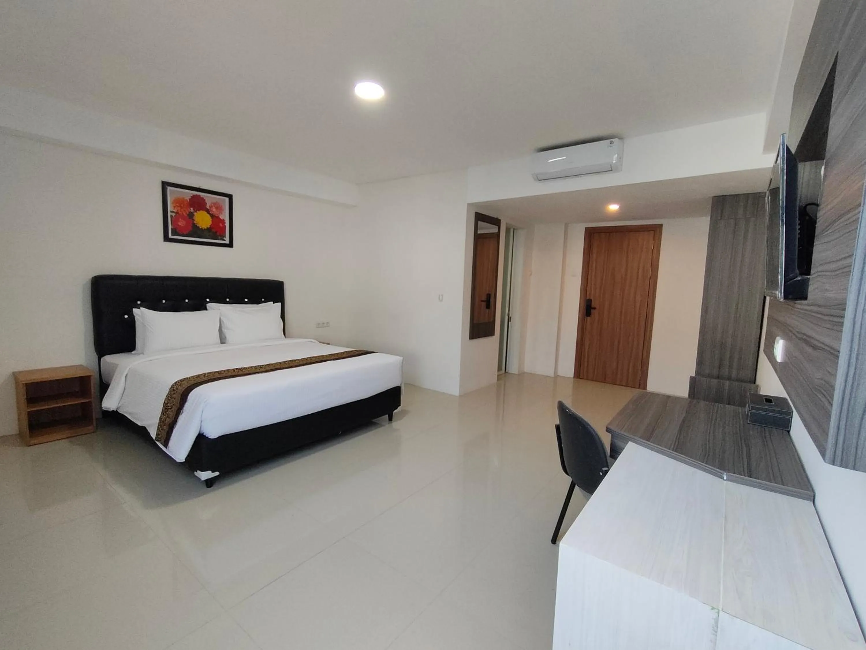 Bed in Golden Ganesha Hotel Yogyakarta by Ecommerceloka
