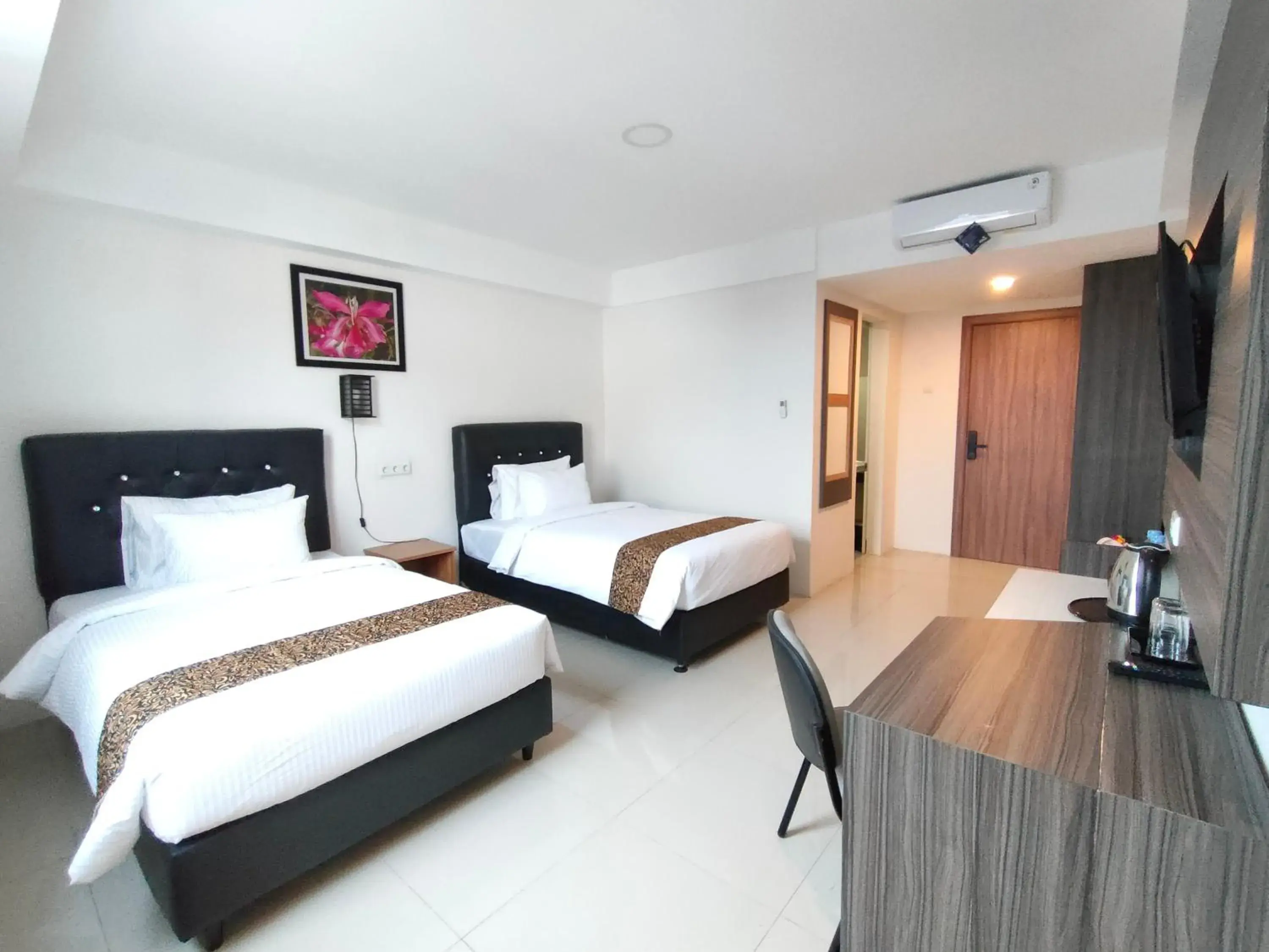 Superior Twin Room in Golden Ganesha Hotel Yogyakarta by Ecommerceloka Superior Twin Room in Golden Ganesha Hotel Yogyakarta by Ecommerceloka