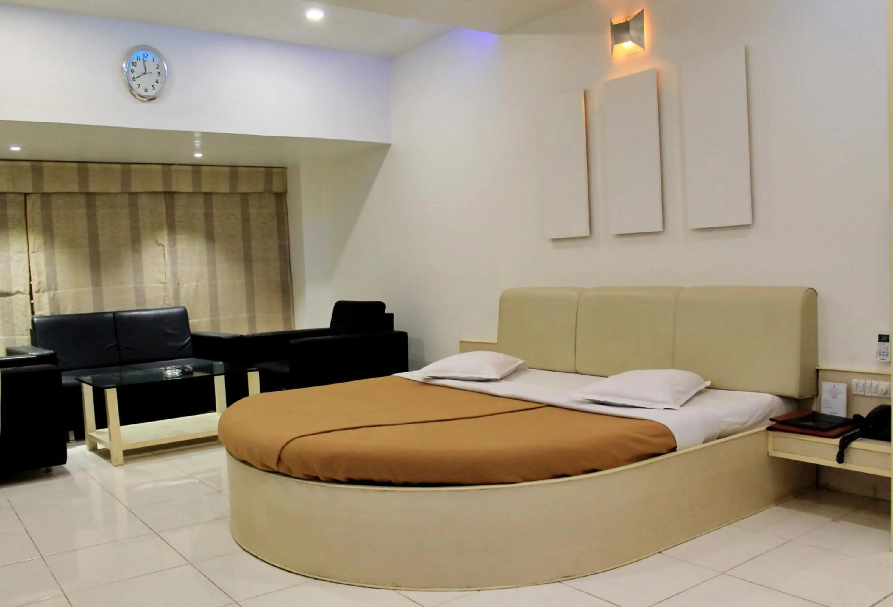 Photo of the whole room, Bed in Hotel Kuber