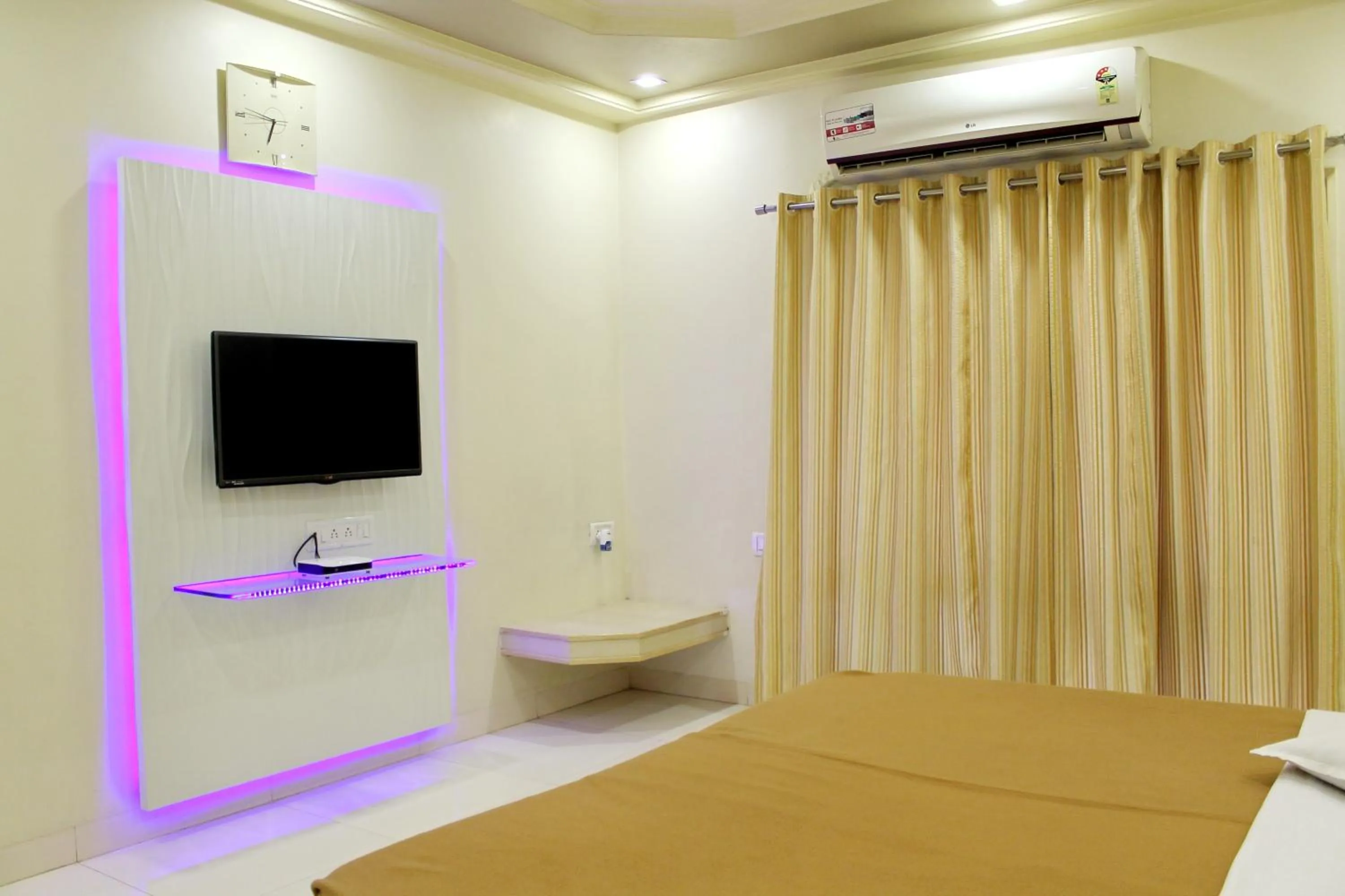 Photo of the whole room, Bed in Hotel Kuber