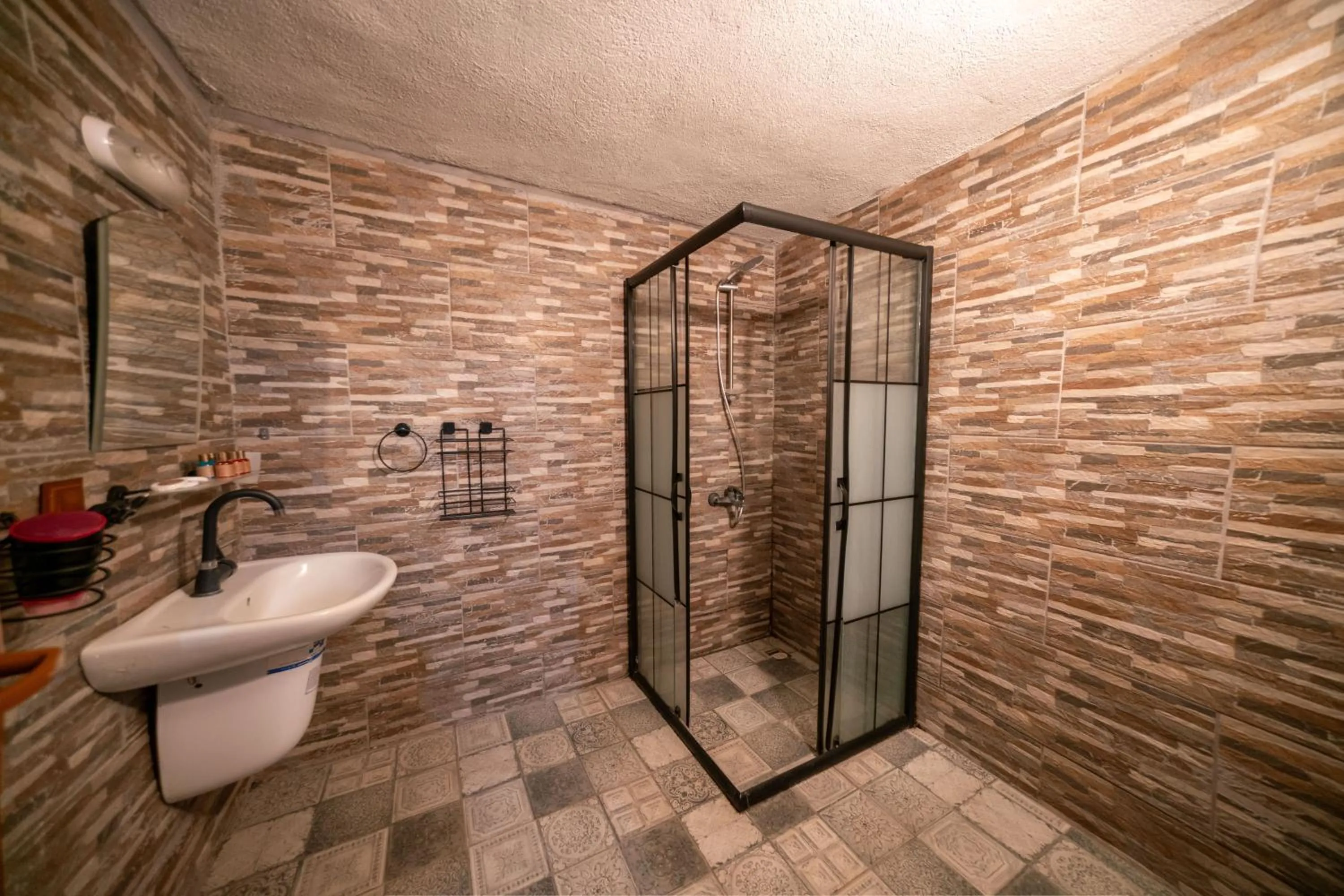 Shower in Azalea Terrace Cave Hotel