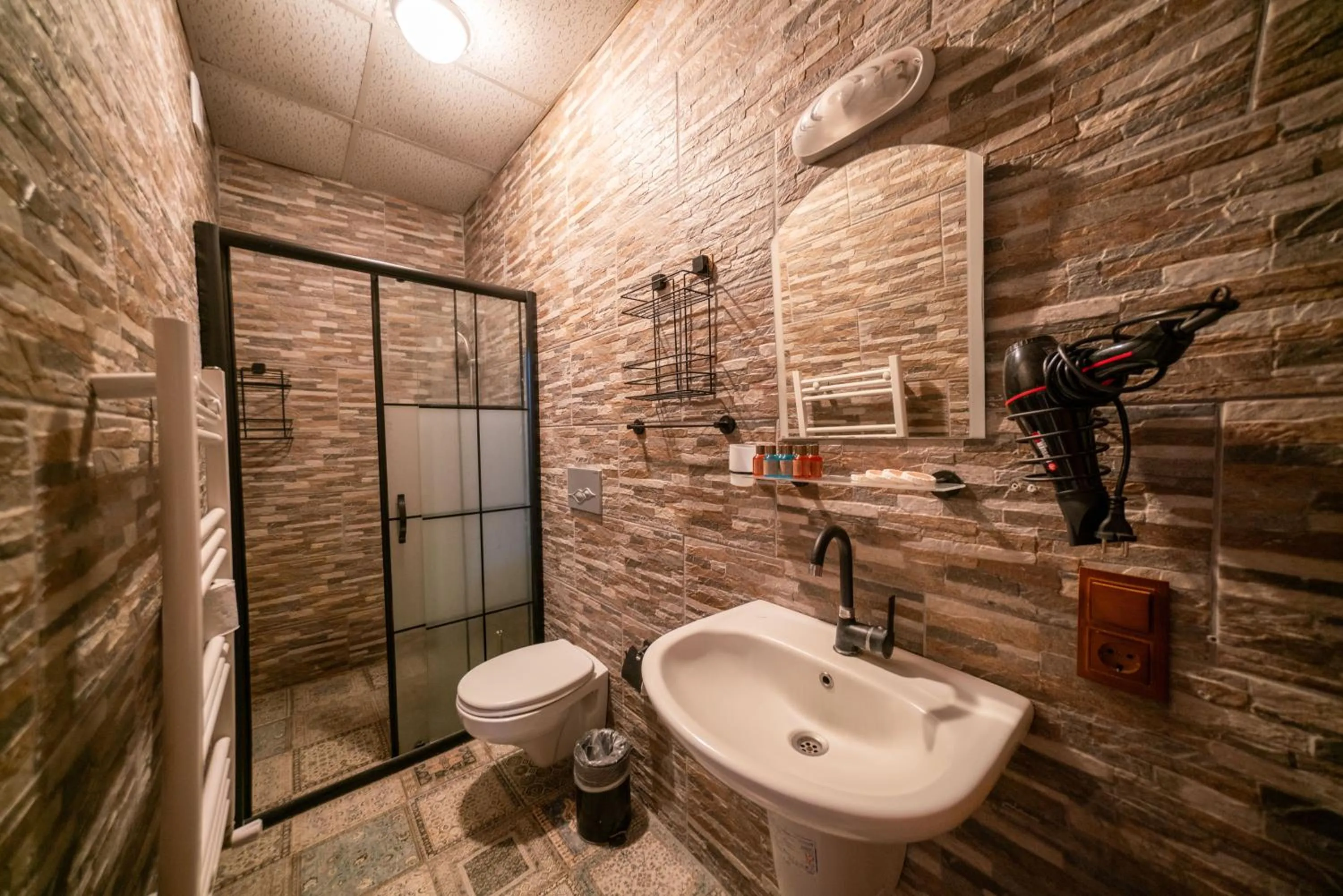 Shower in Azalea Terrace Cave Hotel