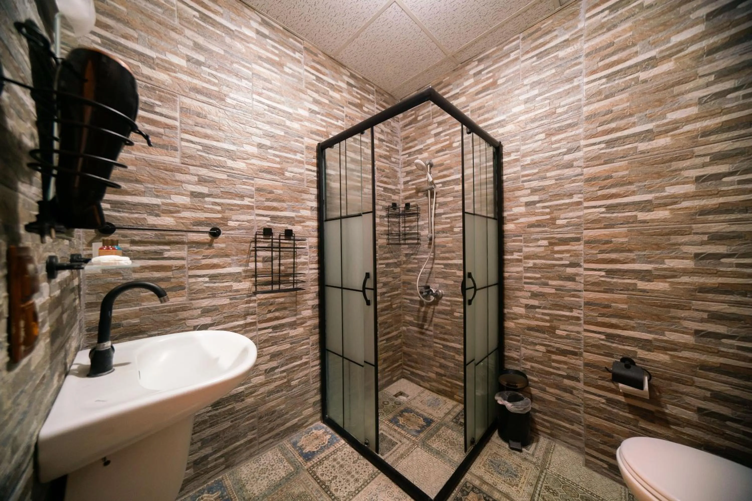 Shower in Azalea Terrace Cave Hotel