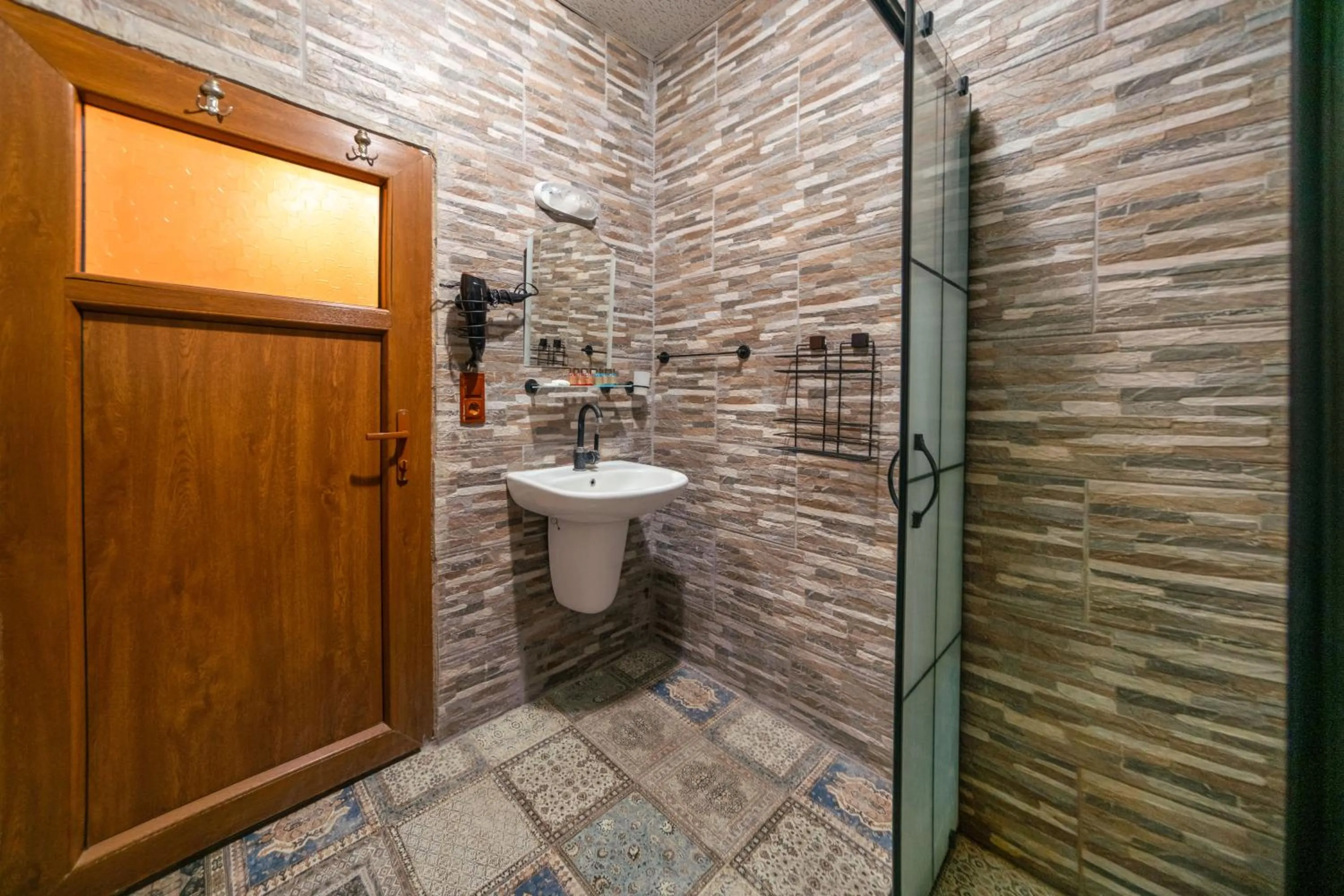 Shower in Azalea Terrace Cave Hotel