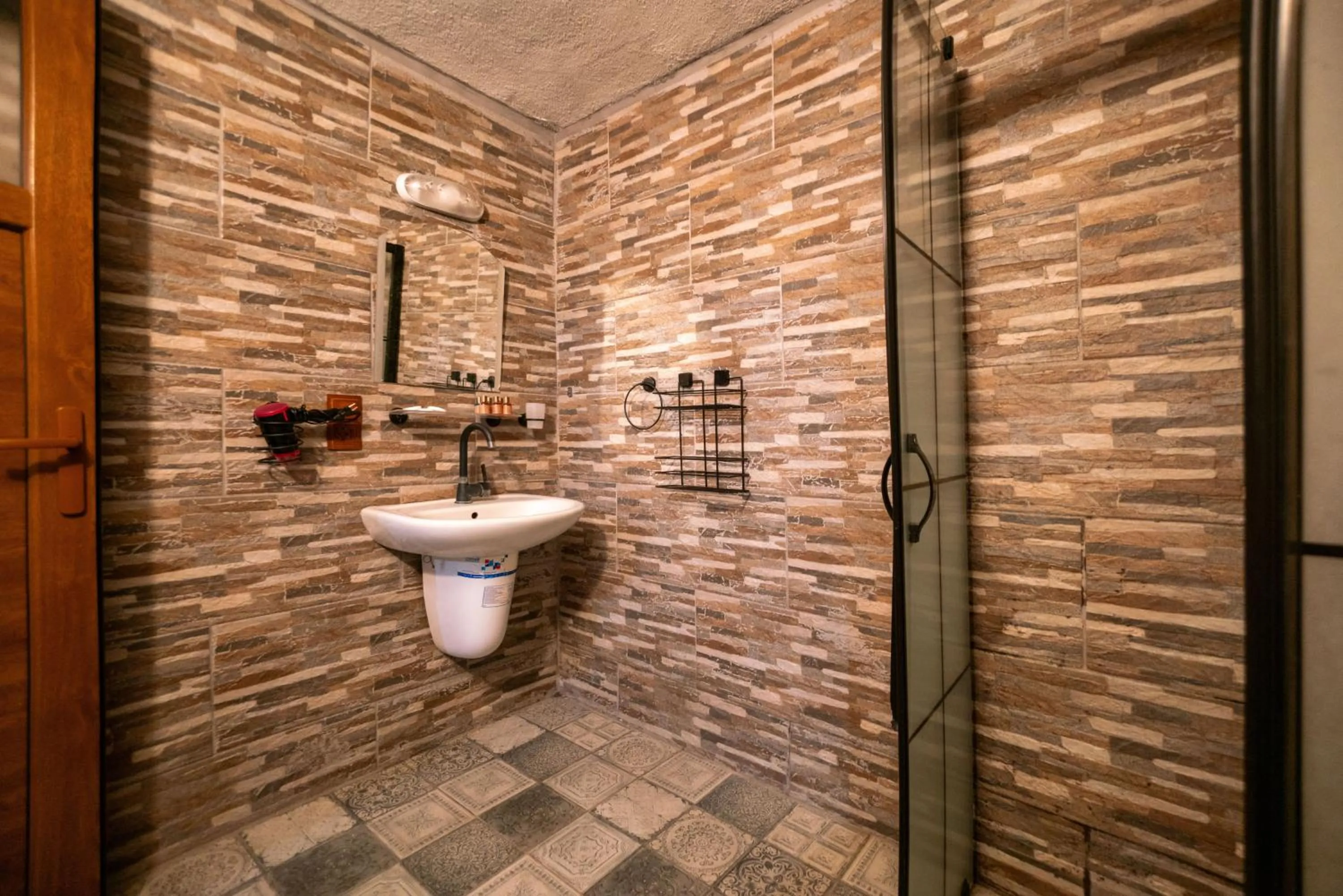 Shower in Azalea Terrace Cave Hotel