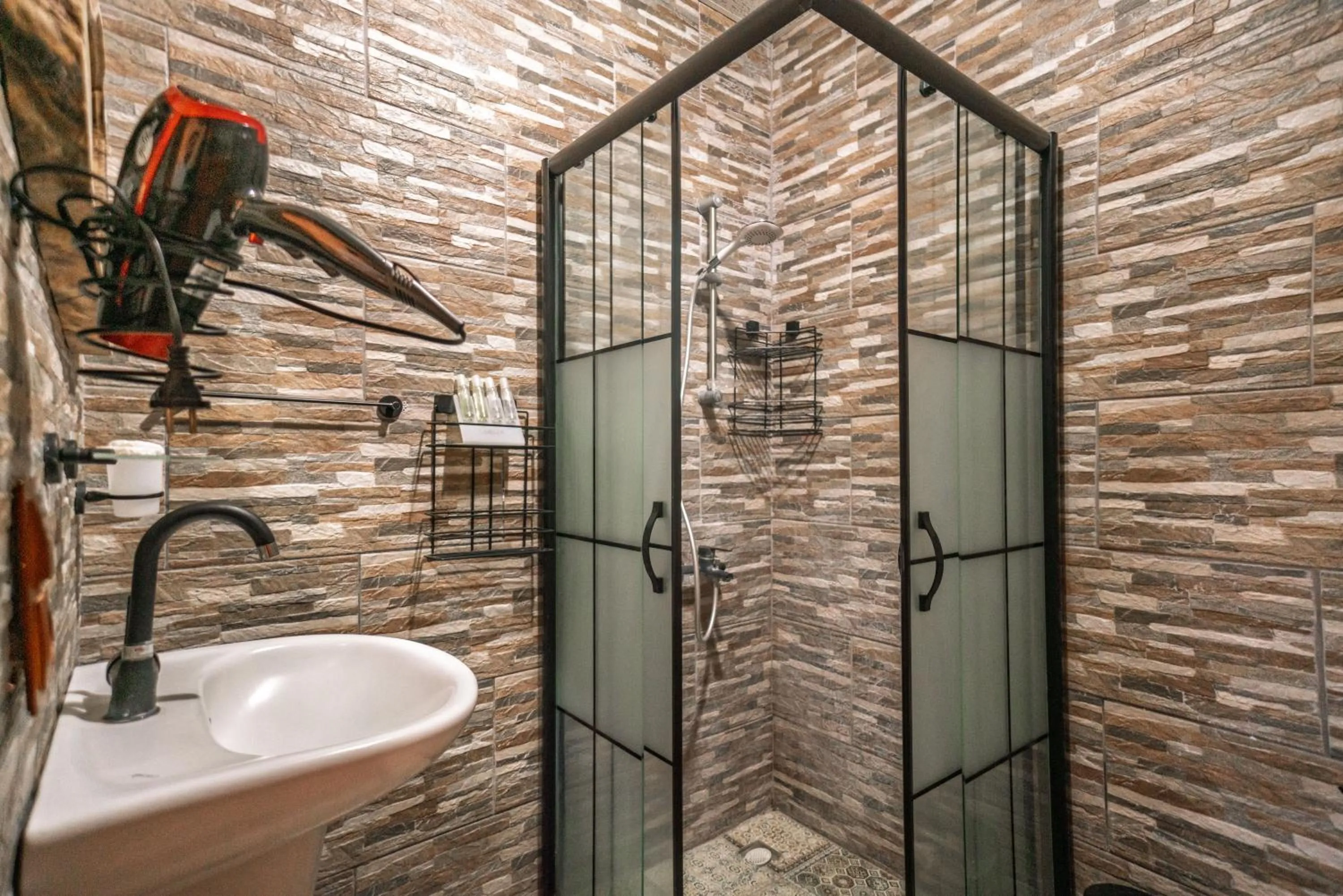 Shower in Azalea Terrace Cave Hotel