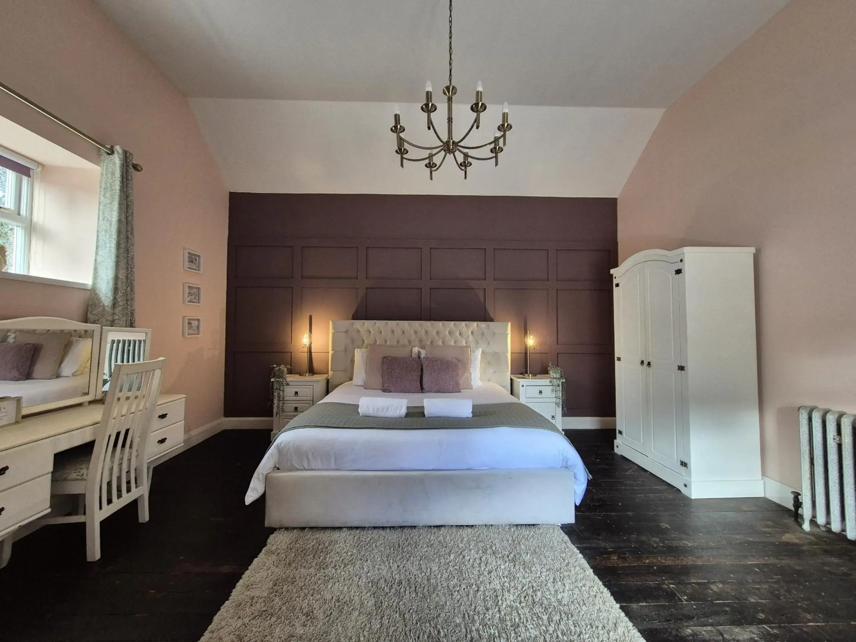 Bedroom, Bed in Squirrel Cottage Bedroom, Bed in Squirrel Cottage