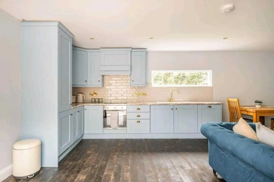 Kitchen or kitchenette in Squirrel Cottage