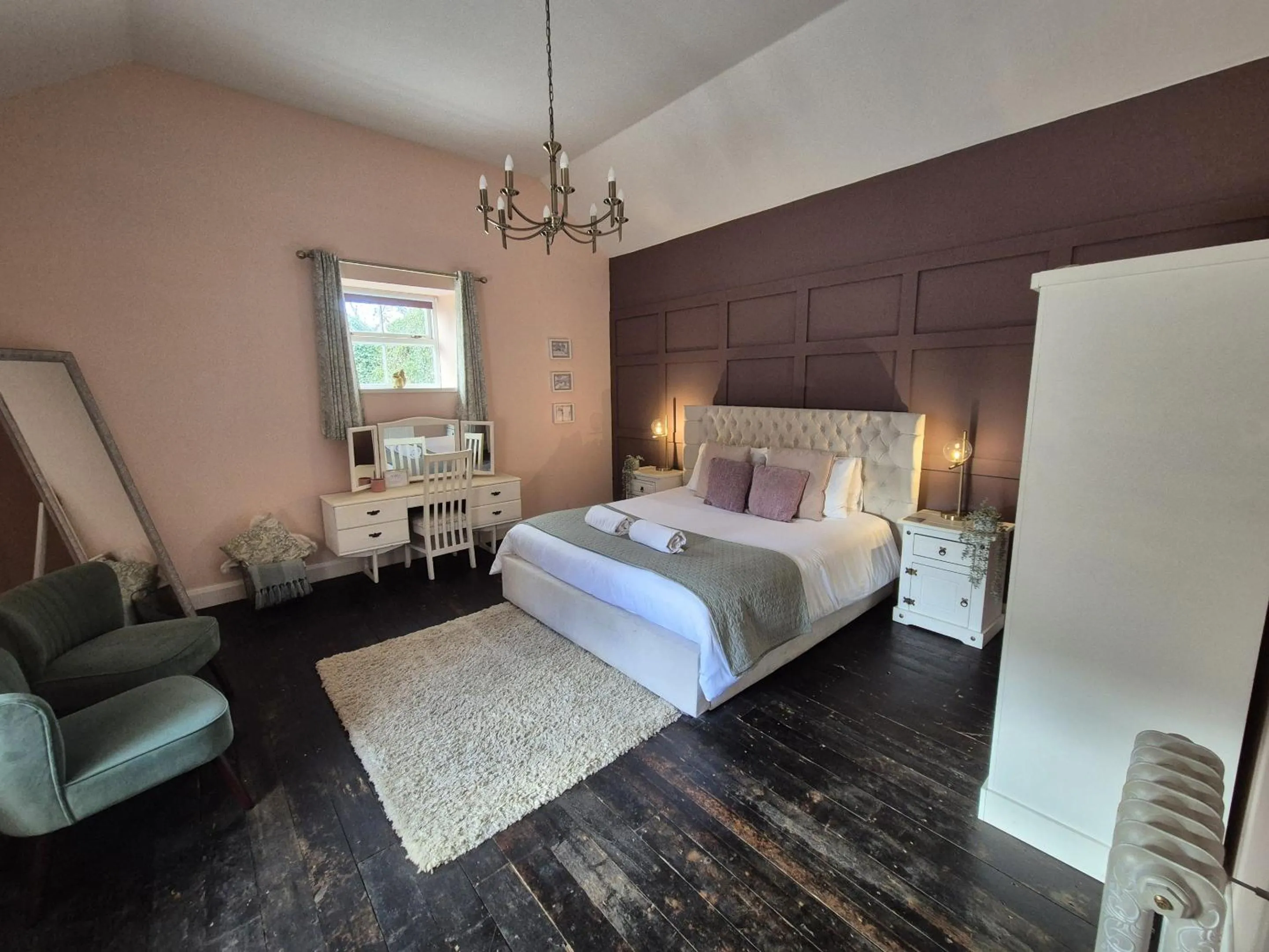 Bedroom, Bed in Squirrel Cottage