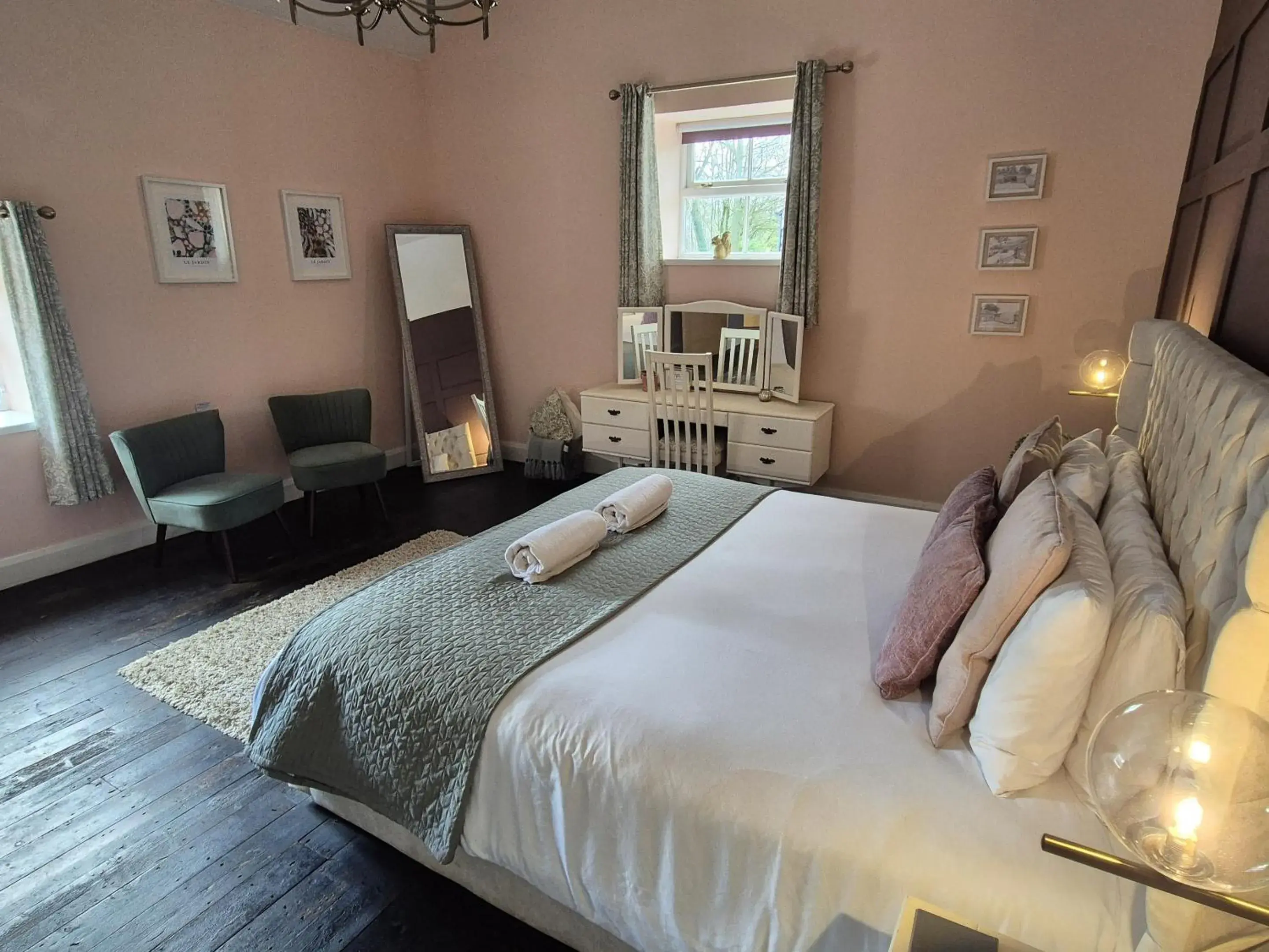 Bedroom, Bed in Squirrel Cottage Bedroom, Bed in Squirrel Cottage