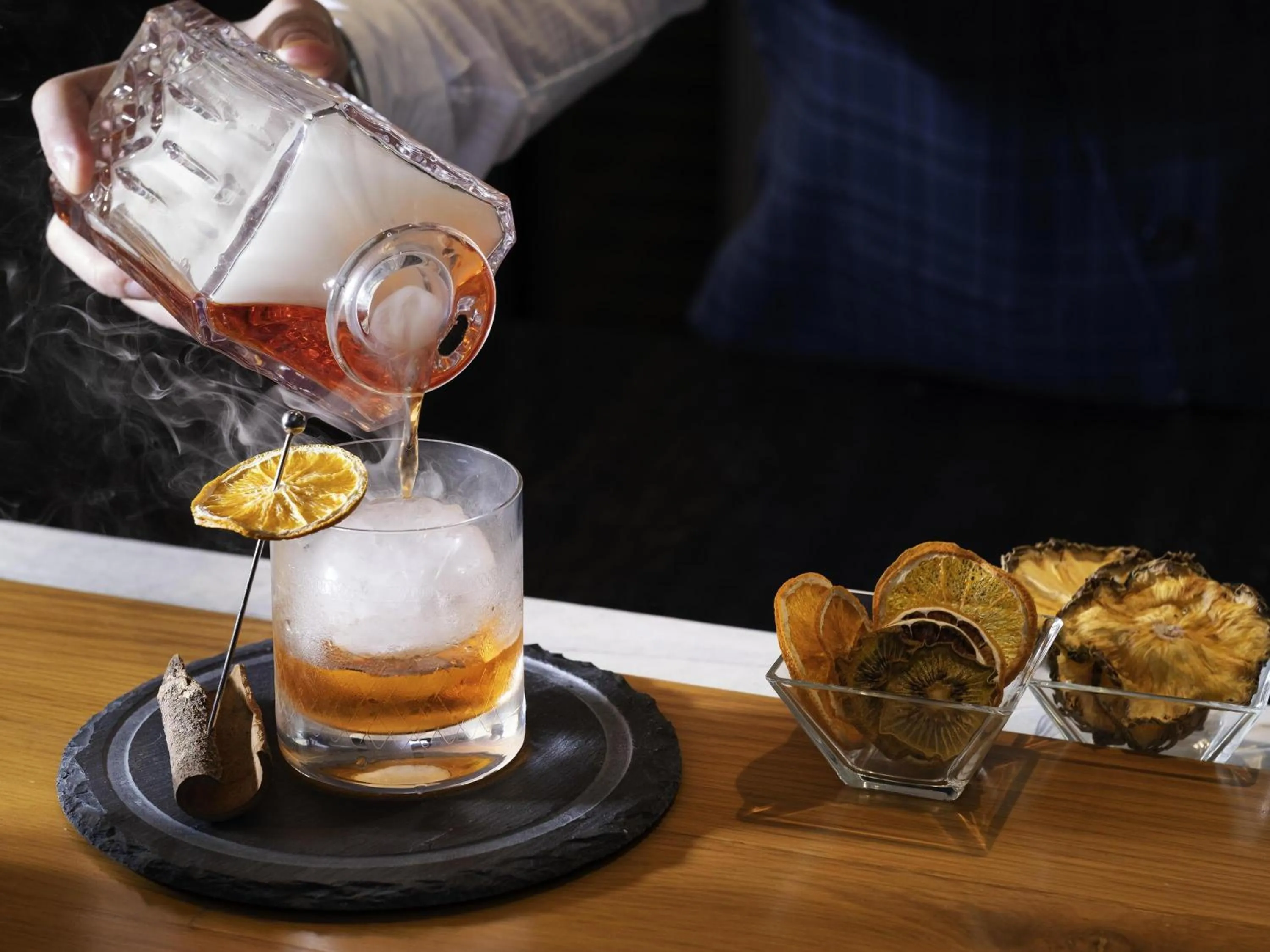 Lounge or bar in Admiral Hotel Manila - MGallery Collection