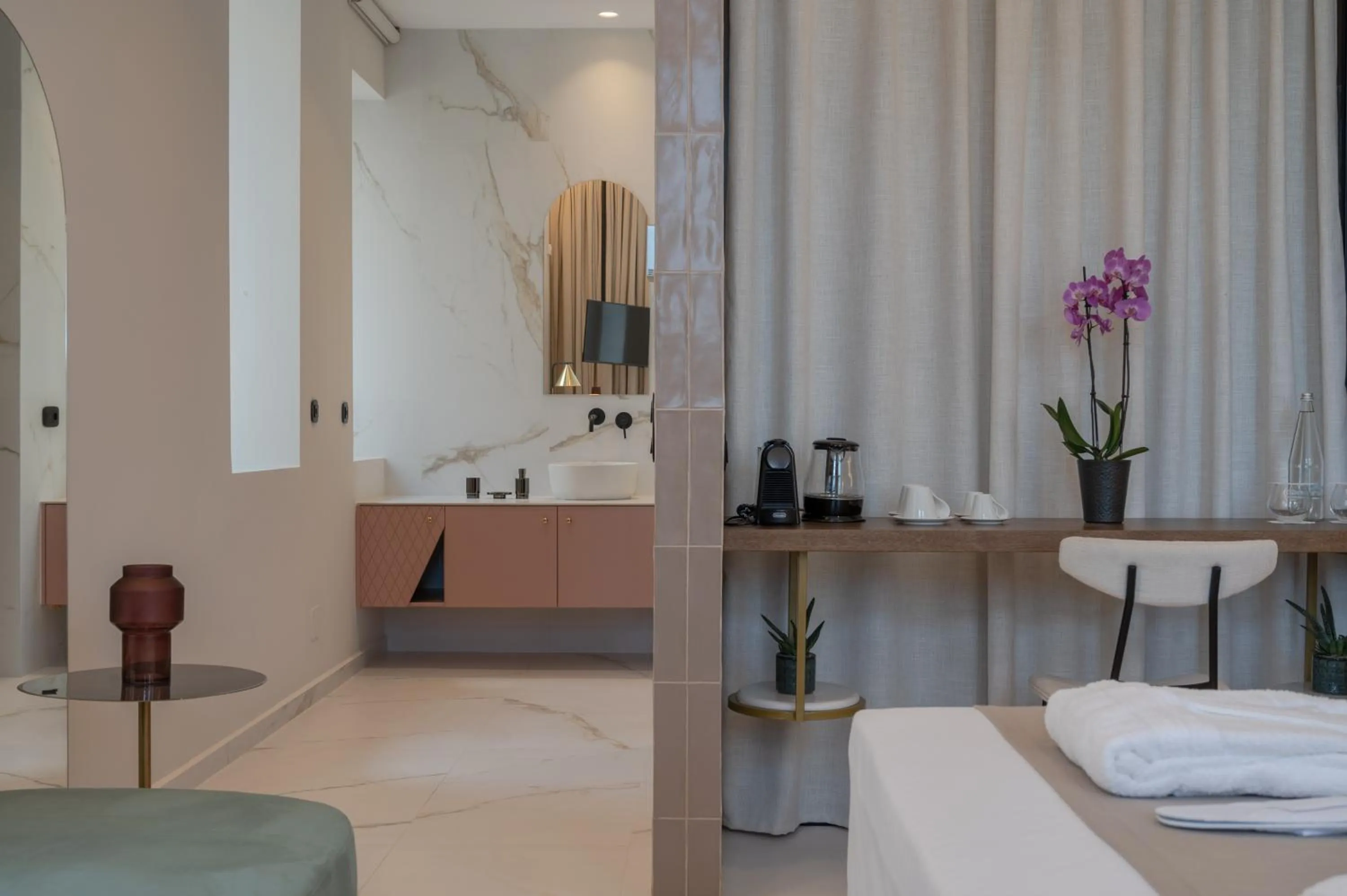 Photo of the whole room, Bed in Omma Suites