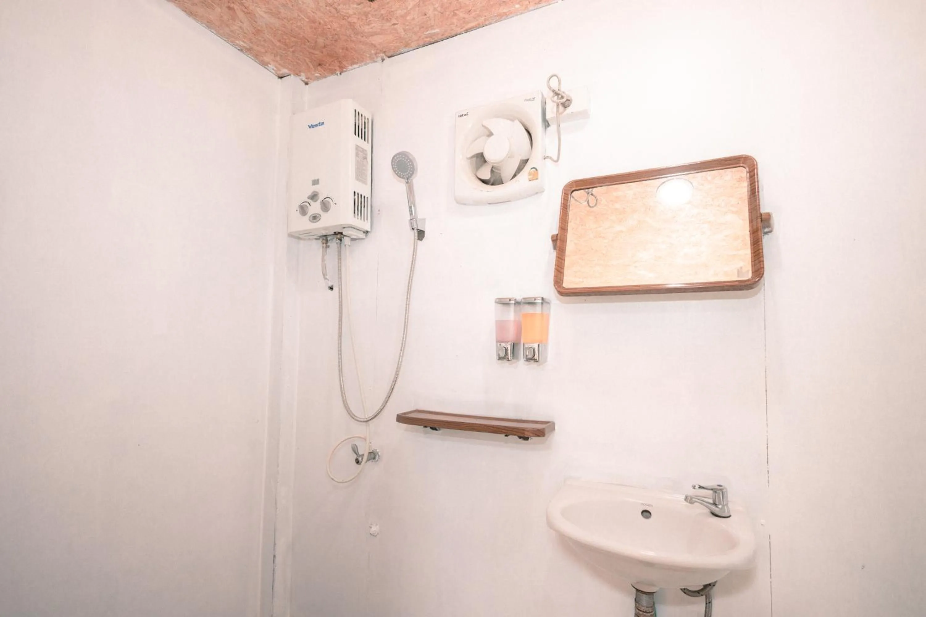 Shower in ม่อนชาพาเพลิน ม่อนแจ่ม Monchapaplearn Monjam